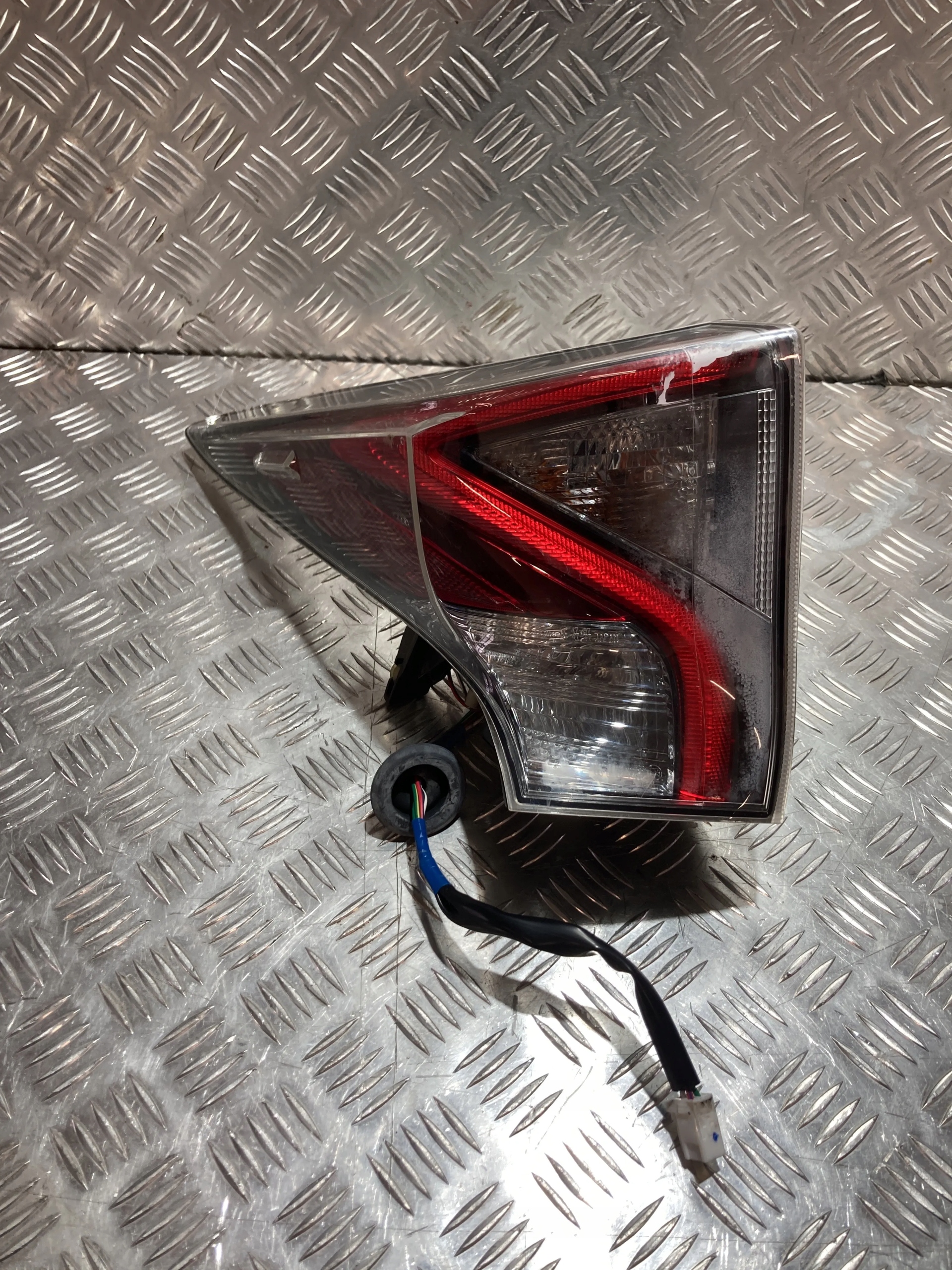 LAMPA LEWY TYŁ W BŁOTNIK TOYOTA PRIUS IV 15-