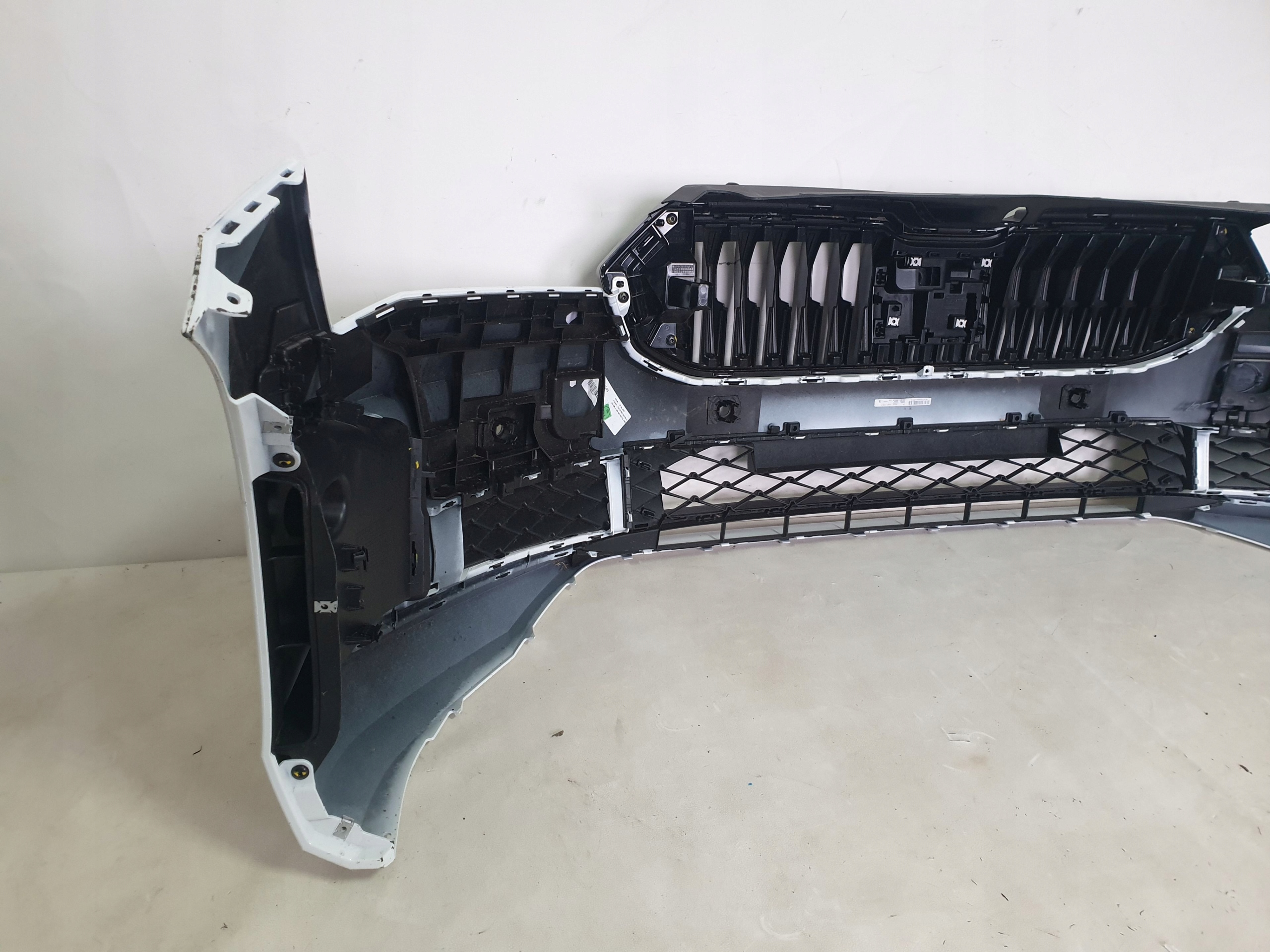 SKODA SUPERB IV 3P0 23-> bumper front front 4 x PDC cover 3P0807221