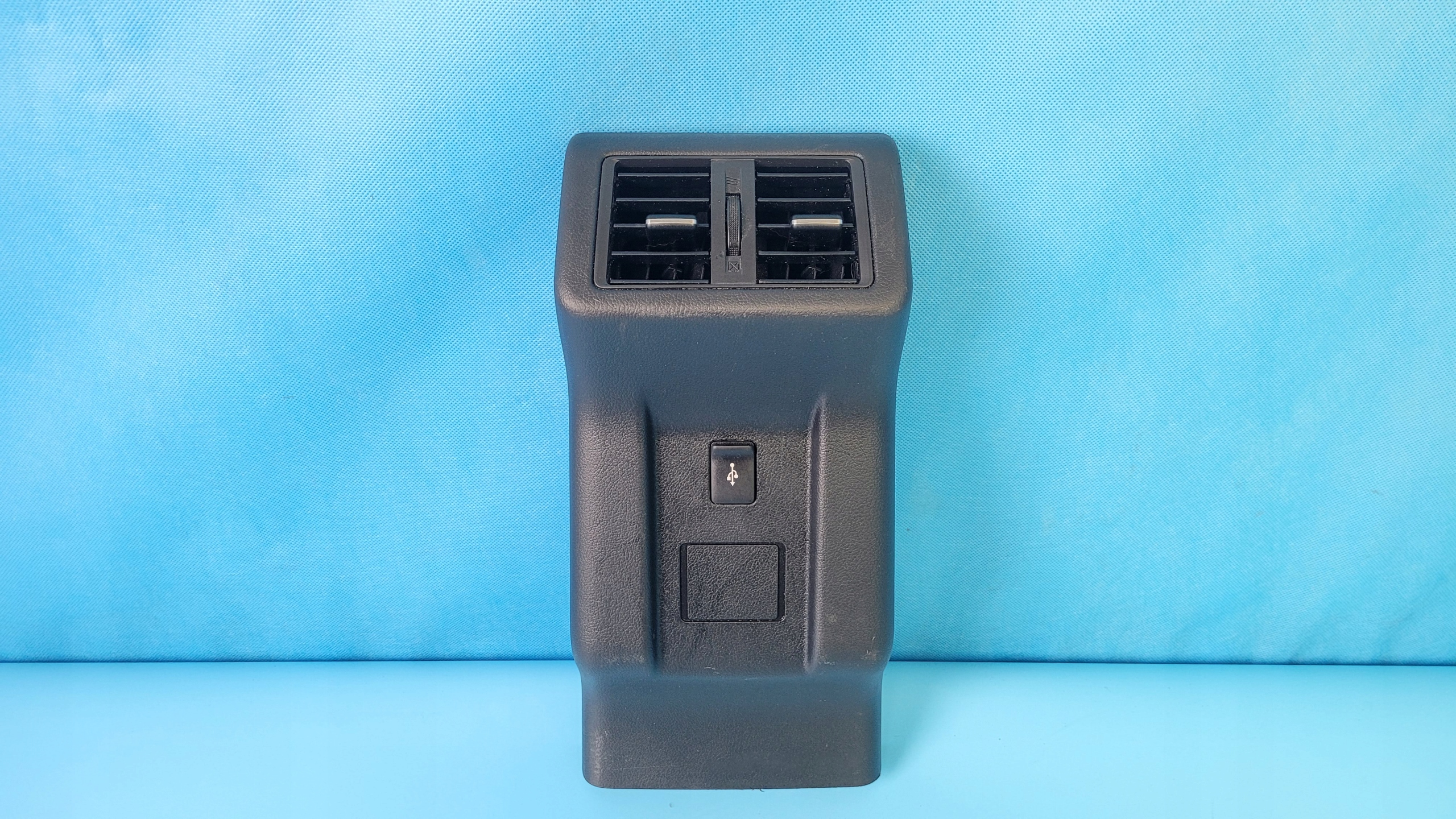 OUTLANDER III 20R вентиляційна решітка тунелю 8011C303ZZ