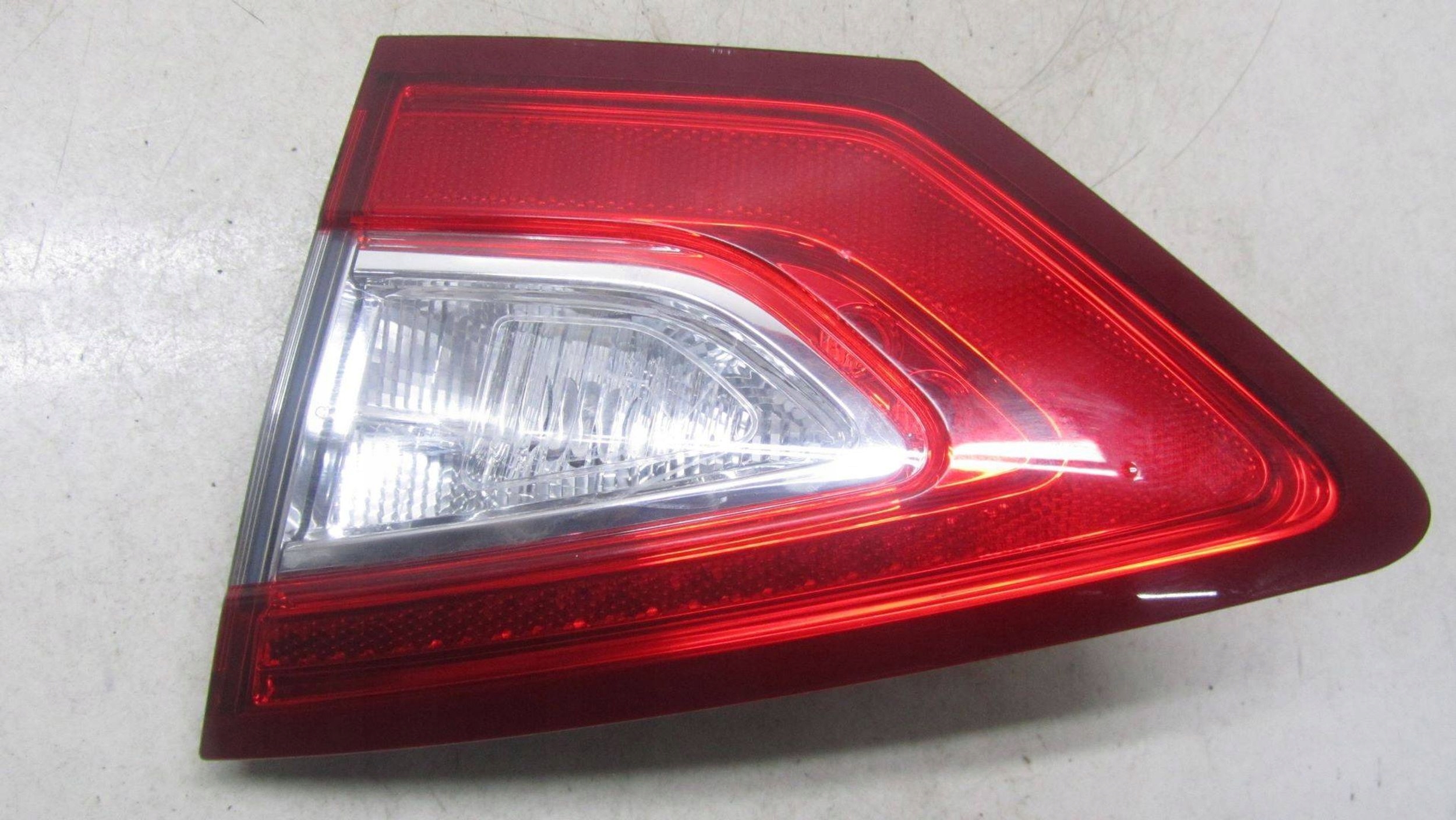FORD MONDEO MK5 HB LAMPA W KLAPE PRAWA LED DS73-13A602-KD Numer katalogowy części DS73-13A602-KD