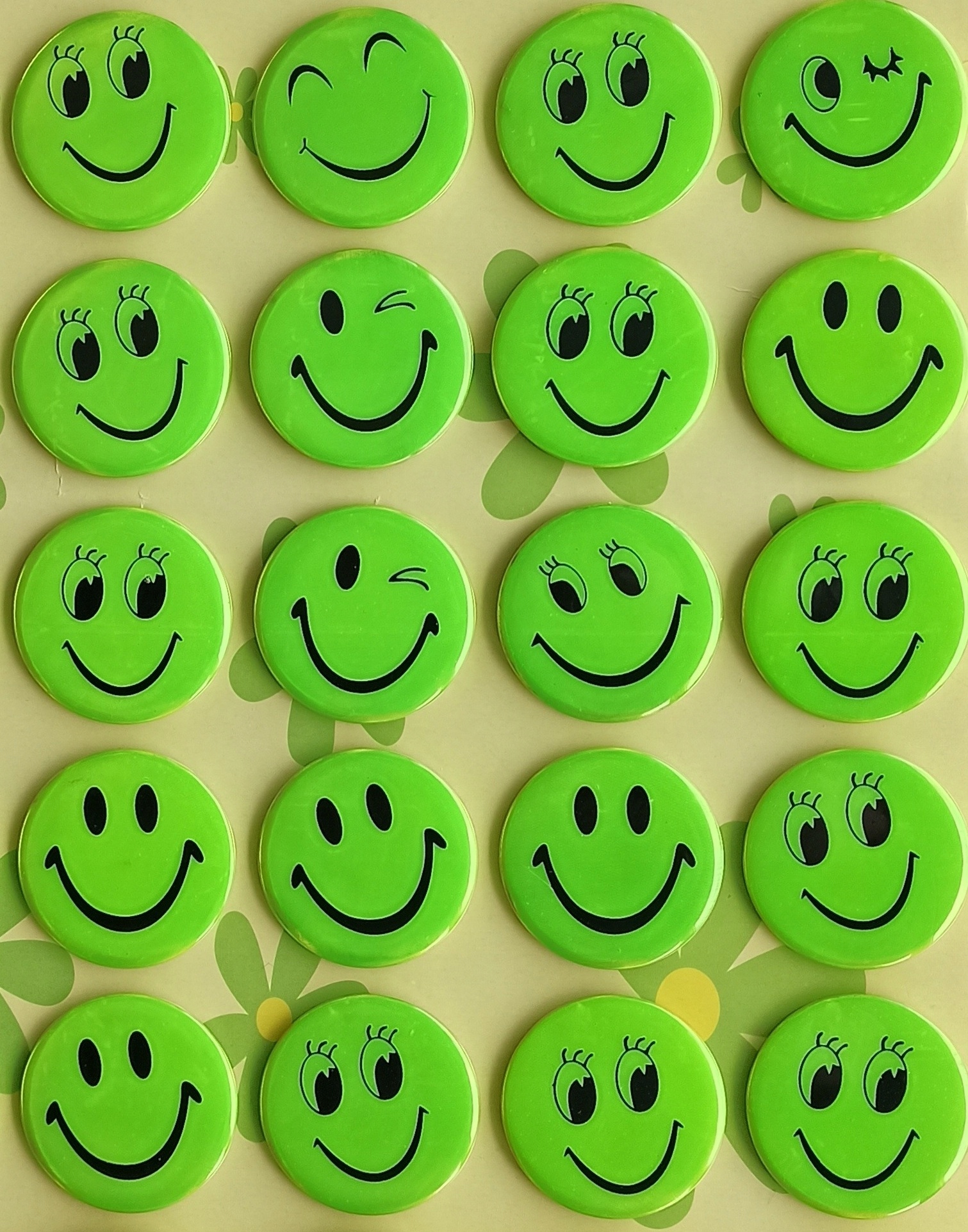 ODBLASKOWA PRZYPINKA BUTTON ODBLASK ZNACZEK SMILE Model Pin