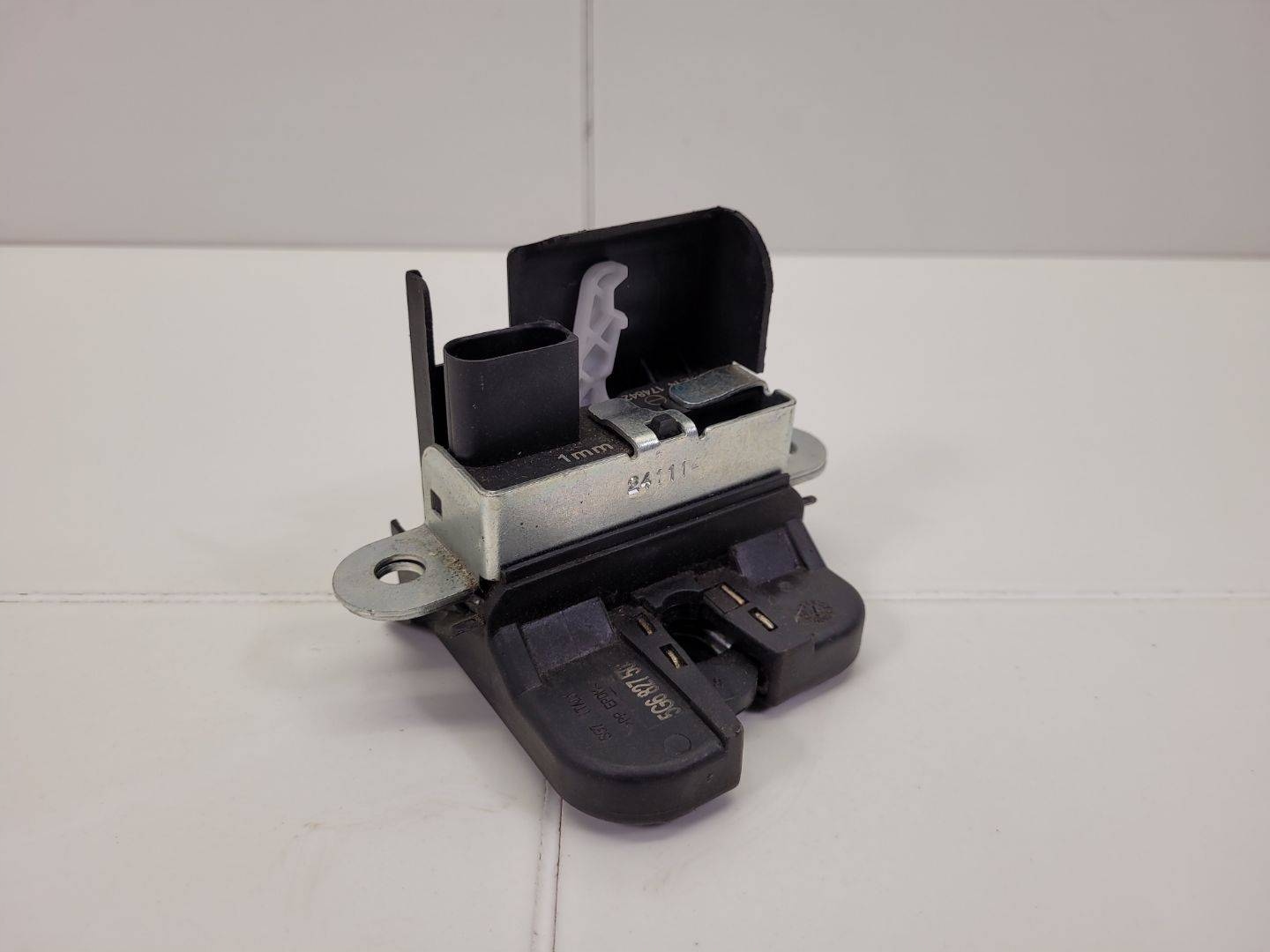 lock bonnet boot Volkswagen Golf 7 2015 5G6827505