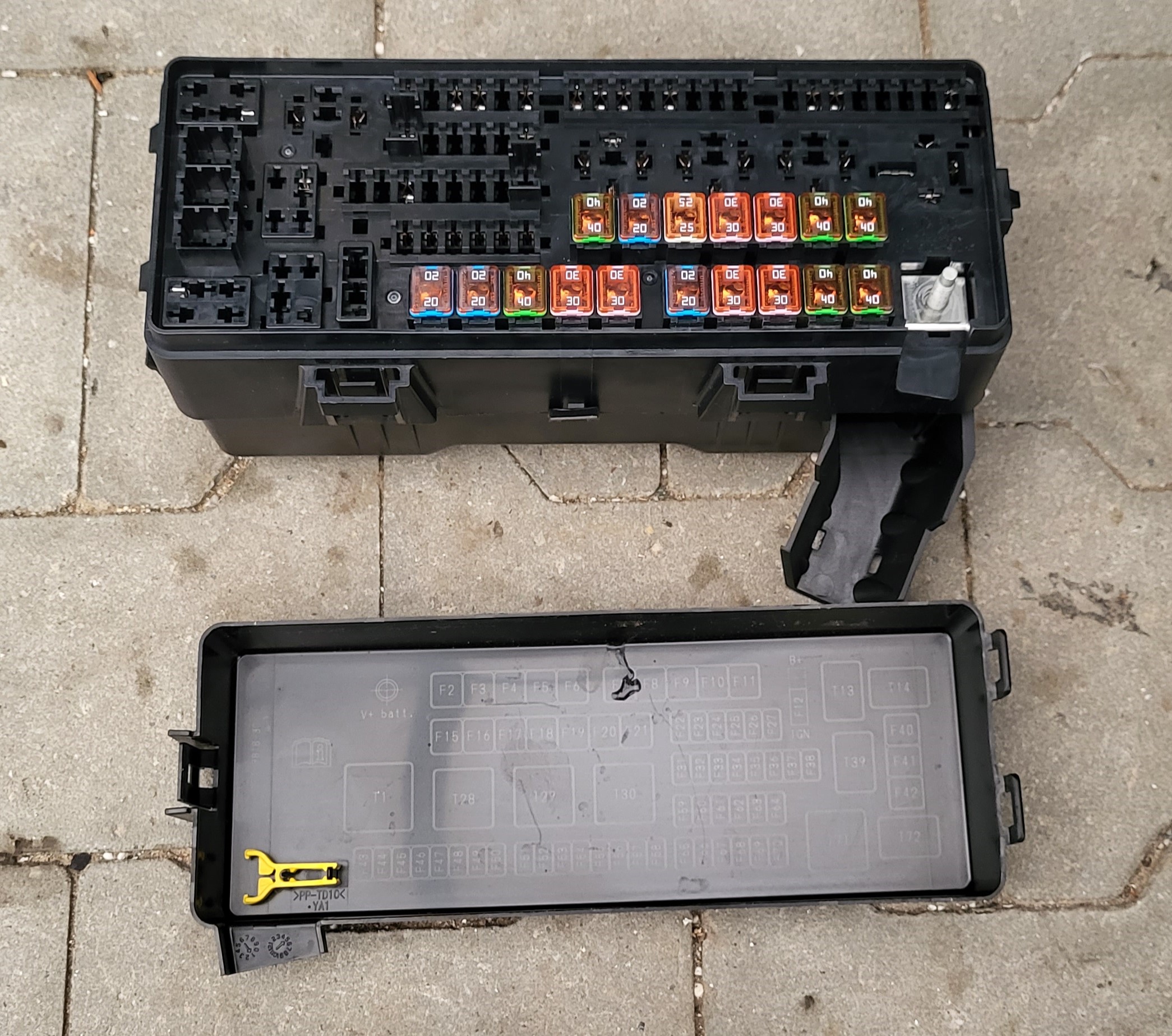 MASERATI LEVANTE GHIBLI SKRZYNKA BEZPIECZNIKÓW