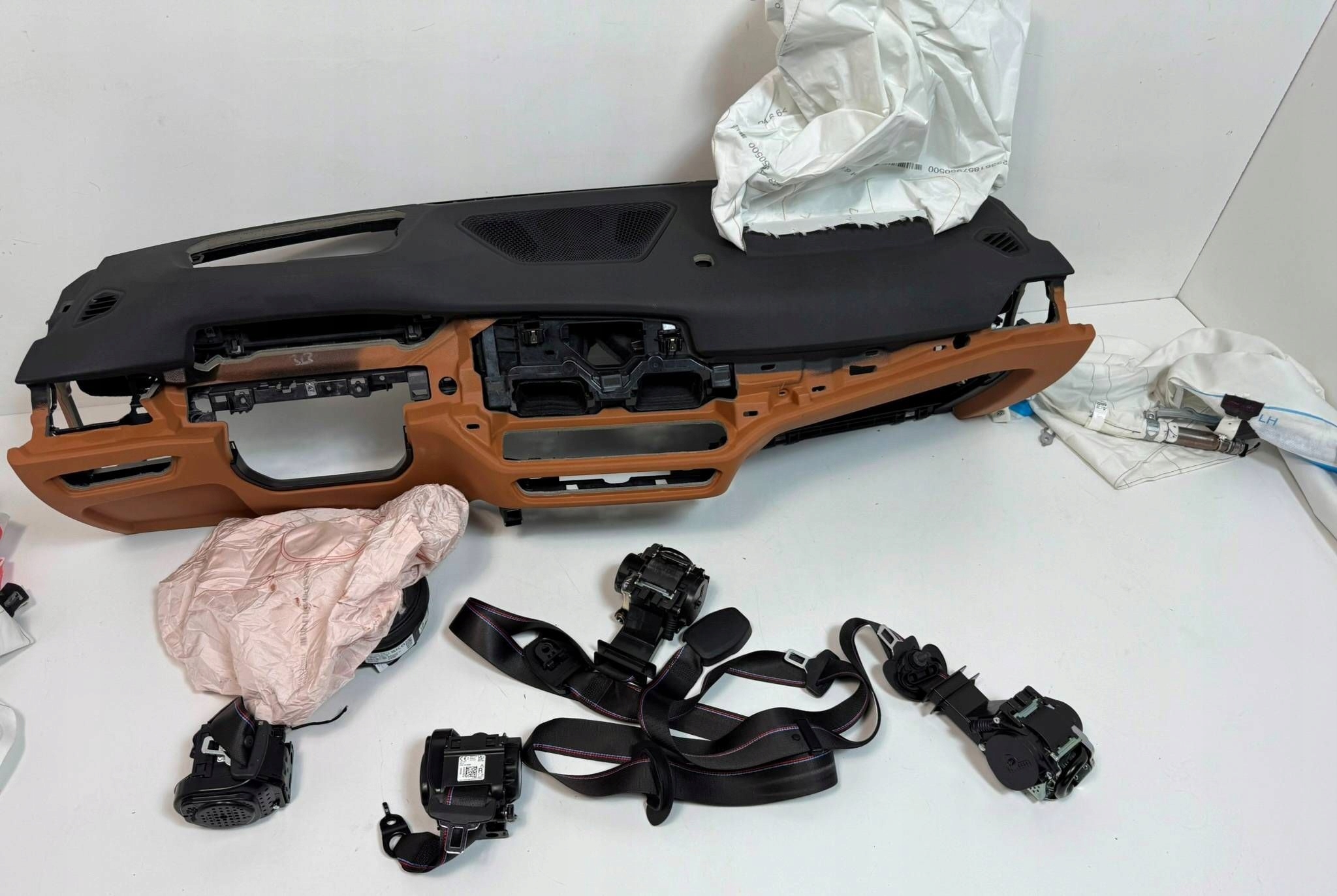 BMW G26 dashboard instrument panel console airbags kurtny
