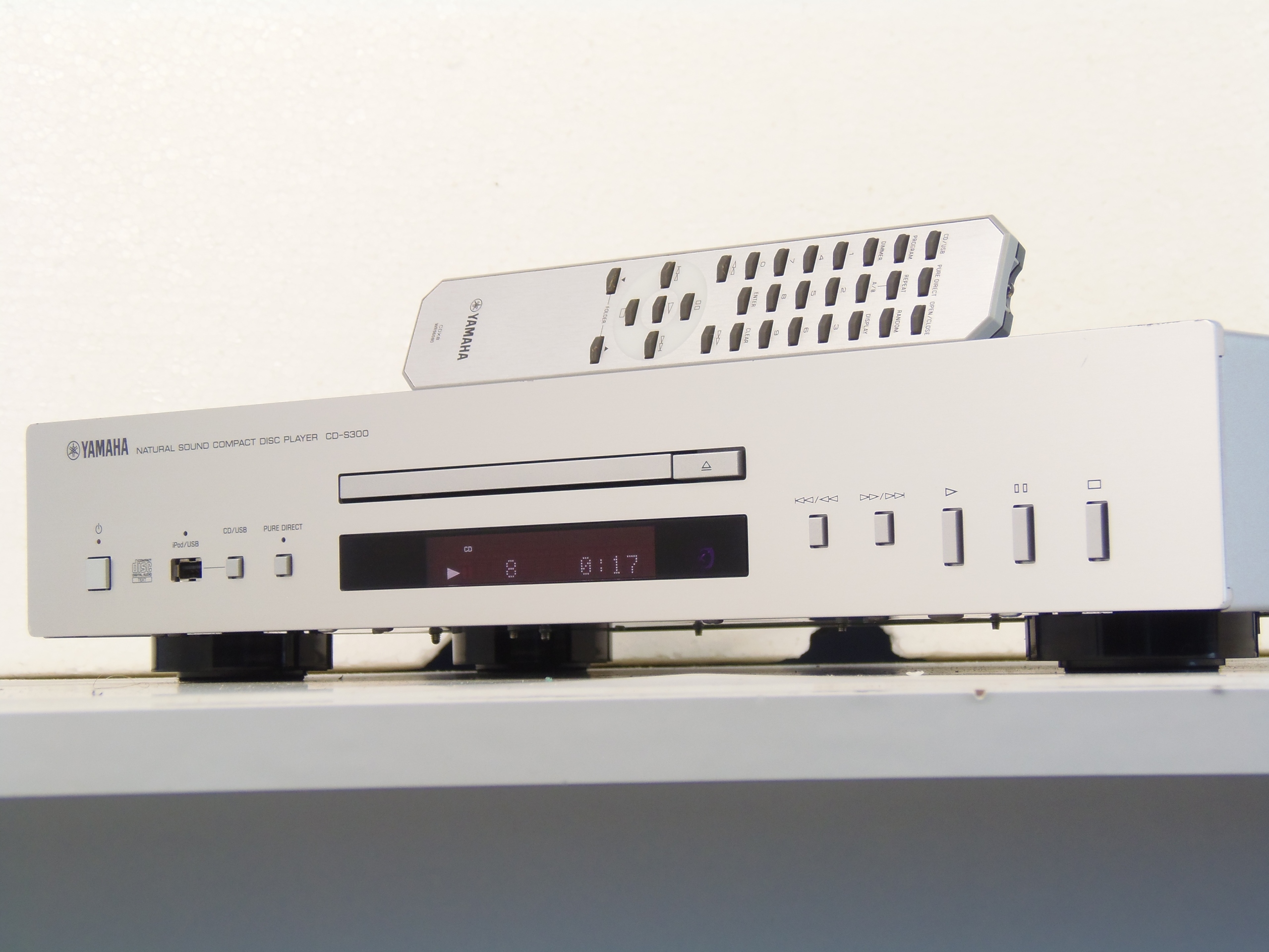 CD-плеер Yamaha CD-S300 серебристый