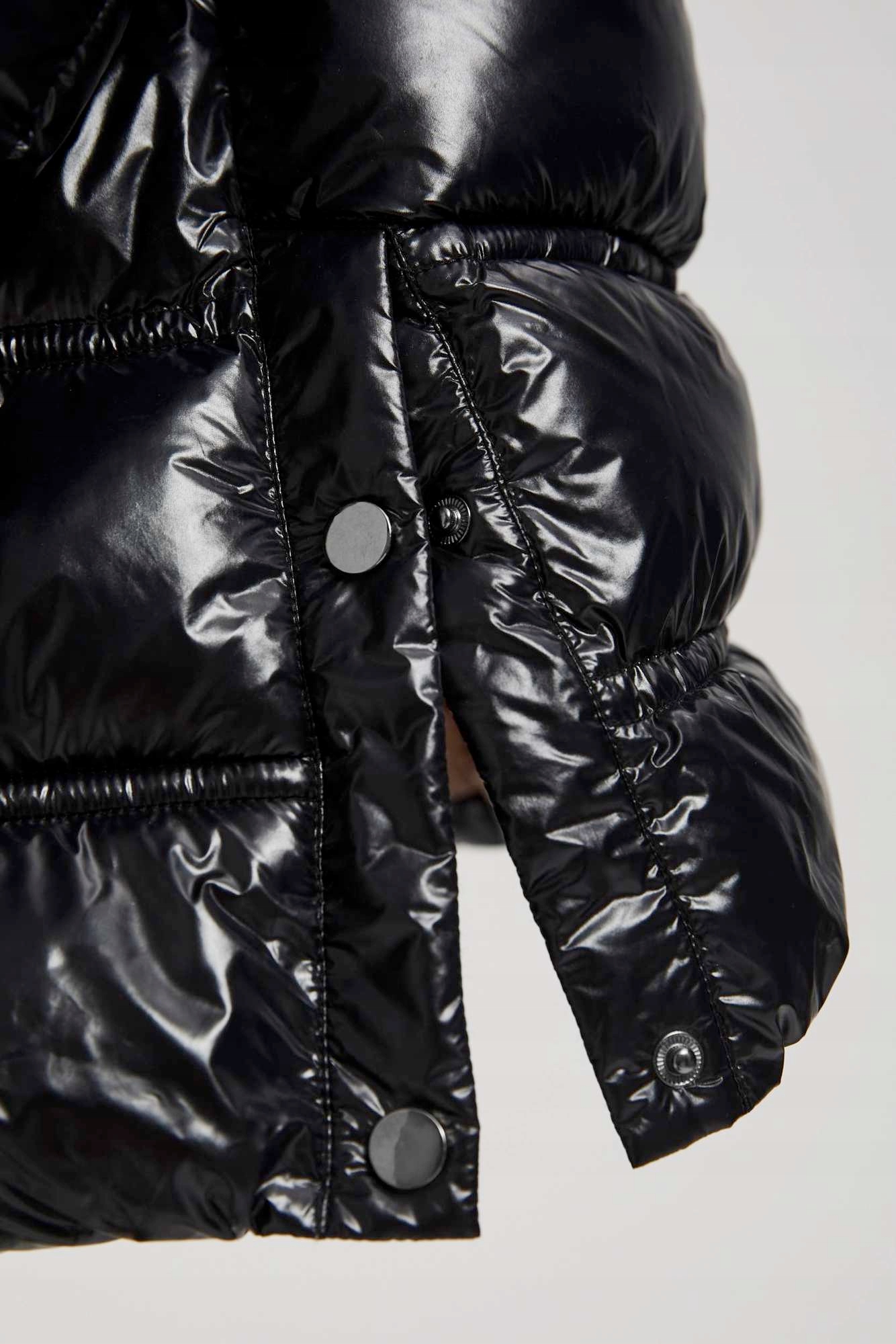 Krótka pikowana kurtka z kapturem XXL od MOODO Rozmiar XXL