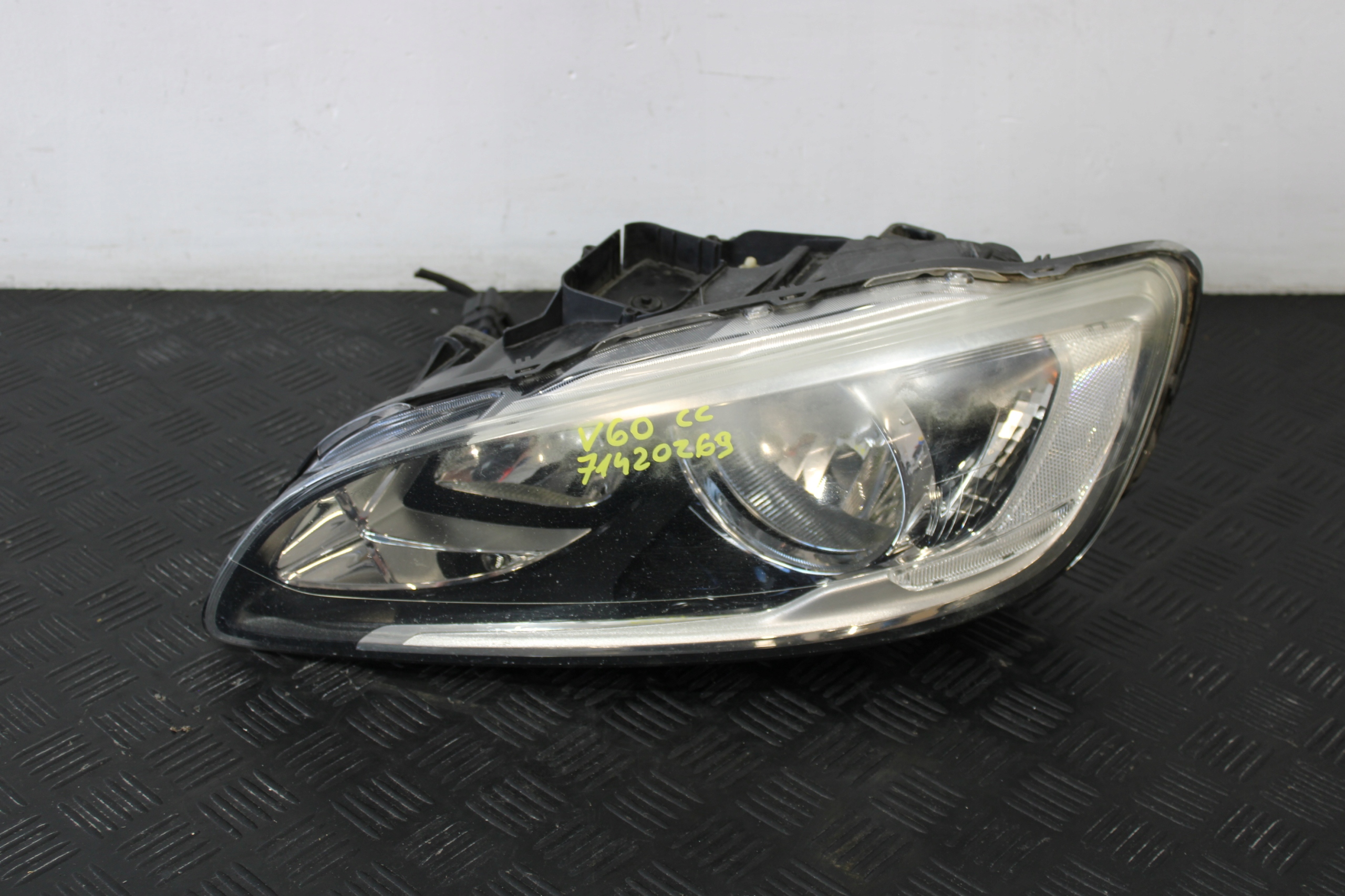 light left front left front 31420269 VOLVO V60 CROSS COUNTRY and 1 LIFT