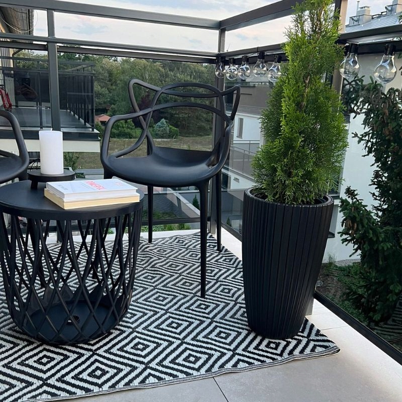 KRZESŁO PLASTIKOWE AŻUROWE CZARNE NOWOCZESNE DO JADALNI OGRODU na balkon Liczba krzeseł w zestawie 1