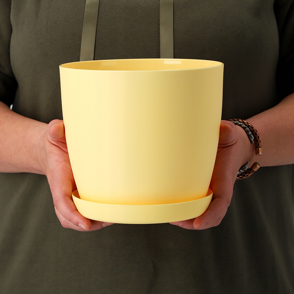 DONICZKA OSŁONKA DONICA 18cm NA KWIATY MATOWA ŻÓŁTA PLASTIKOWA PODSTAWKA Kod producenta K2105