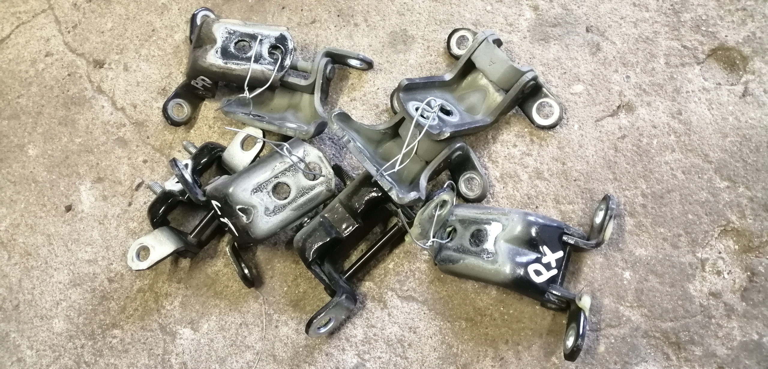 NISSAN QASHQAI J10 передняя правая дверная петля