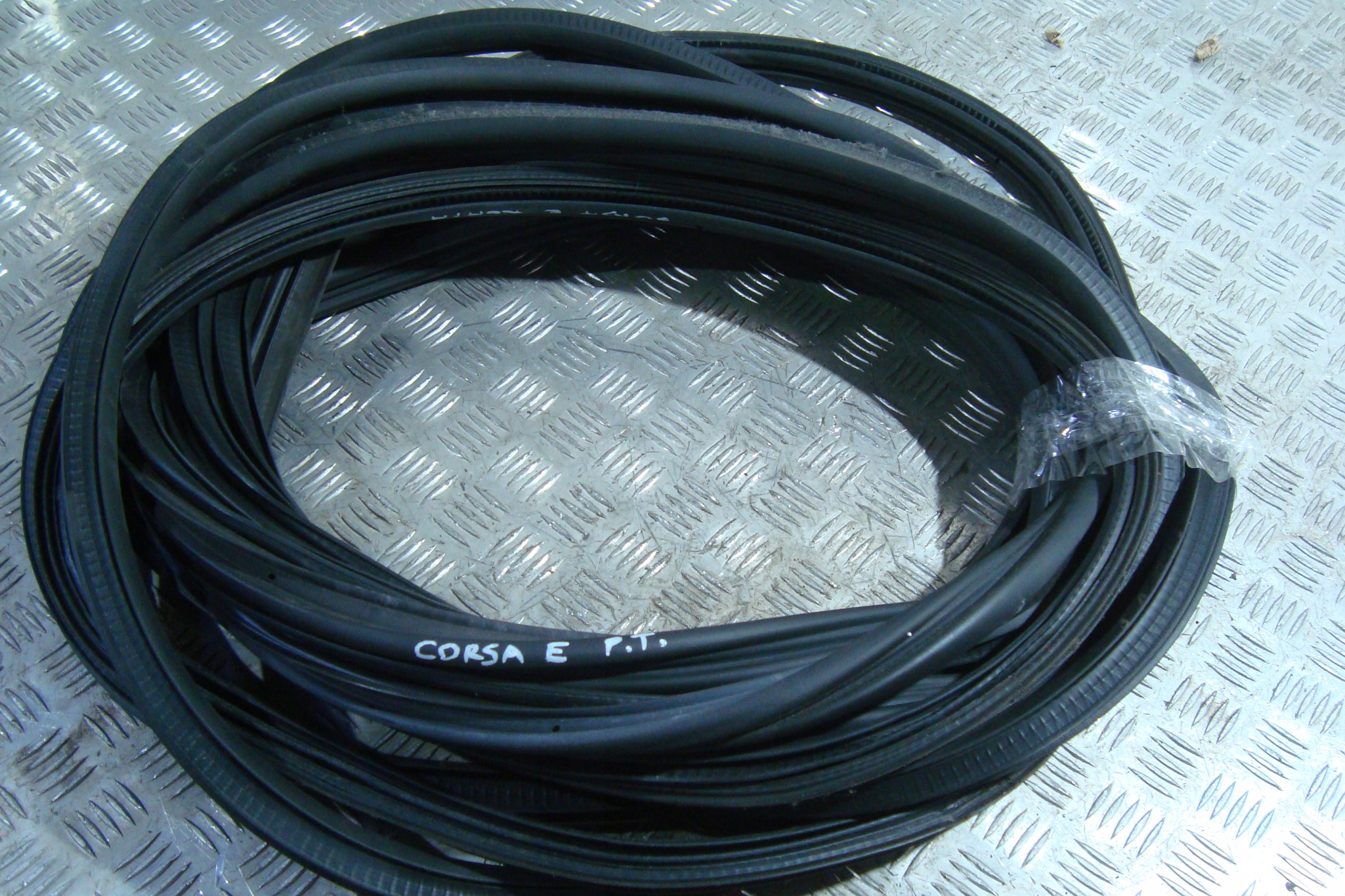 USZCZELKA DRZWI PRAWY TYŁ 5D OPEL CORSA E 14-