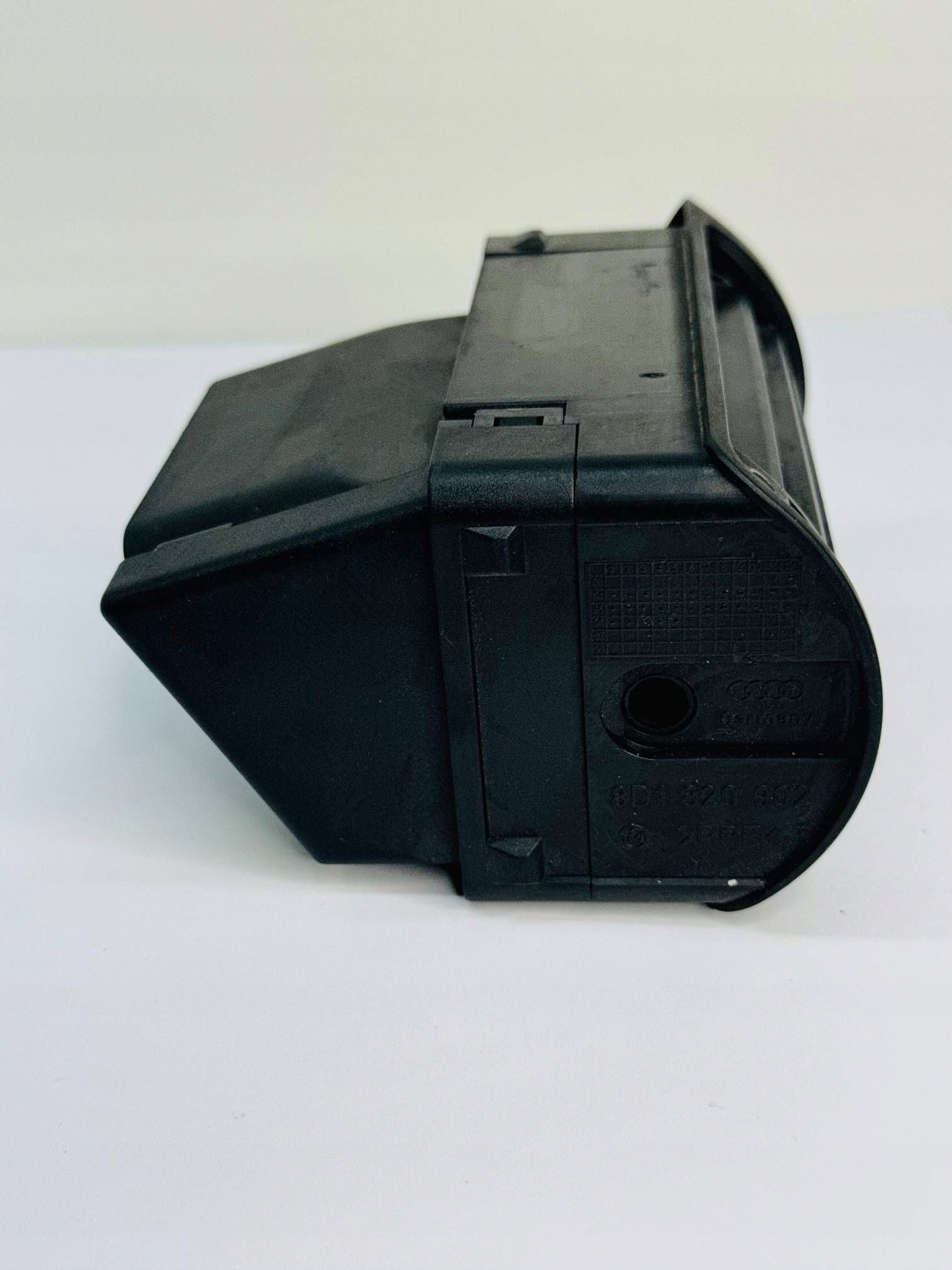 Audi A4 air conditioning grid air do cabs 1995 1.8L 8d1820902