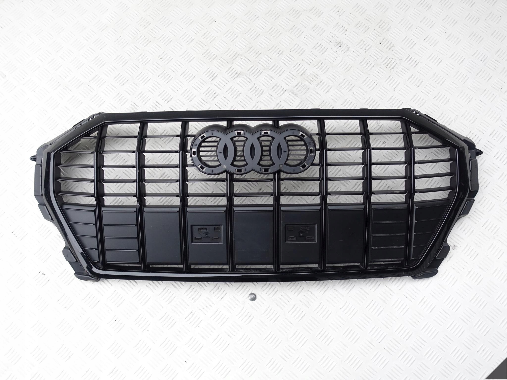 AUDI Q3 II 2 83A 18- S-LINE maska maska cerný
