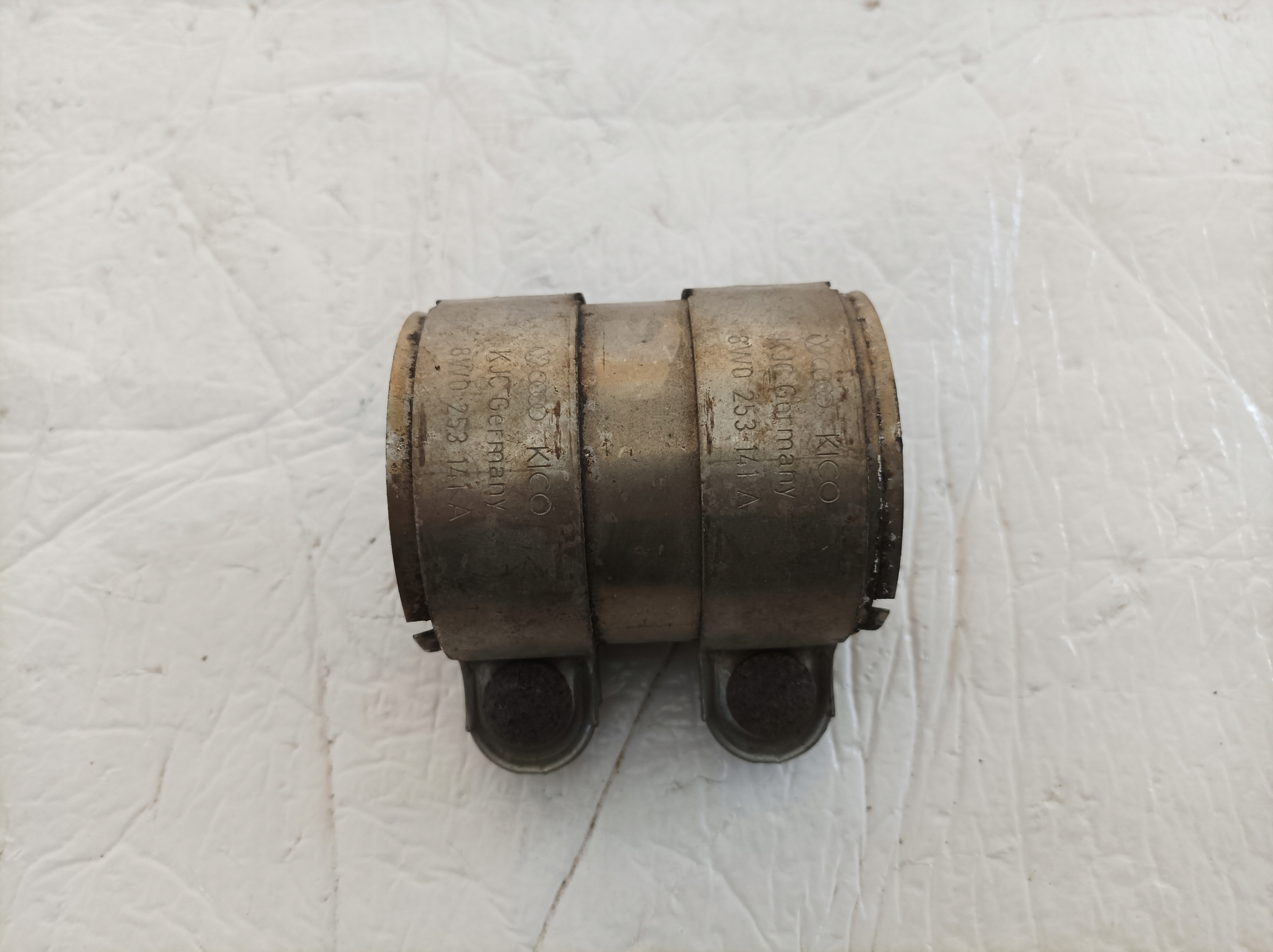 AUDI A4 B9 OBEJMA RURY TLUMIKA 8W0253141A