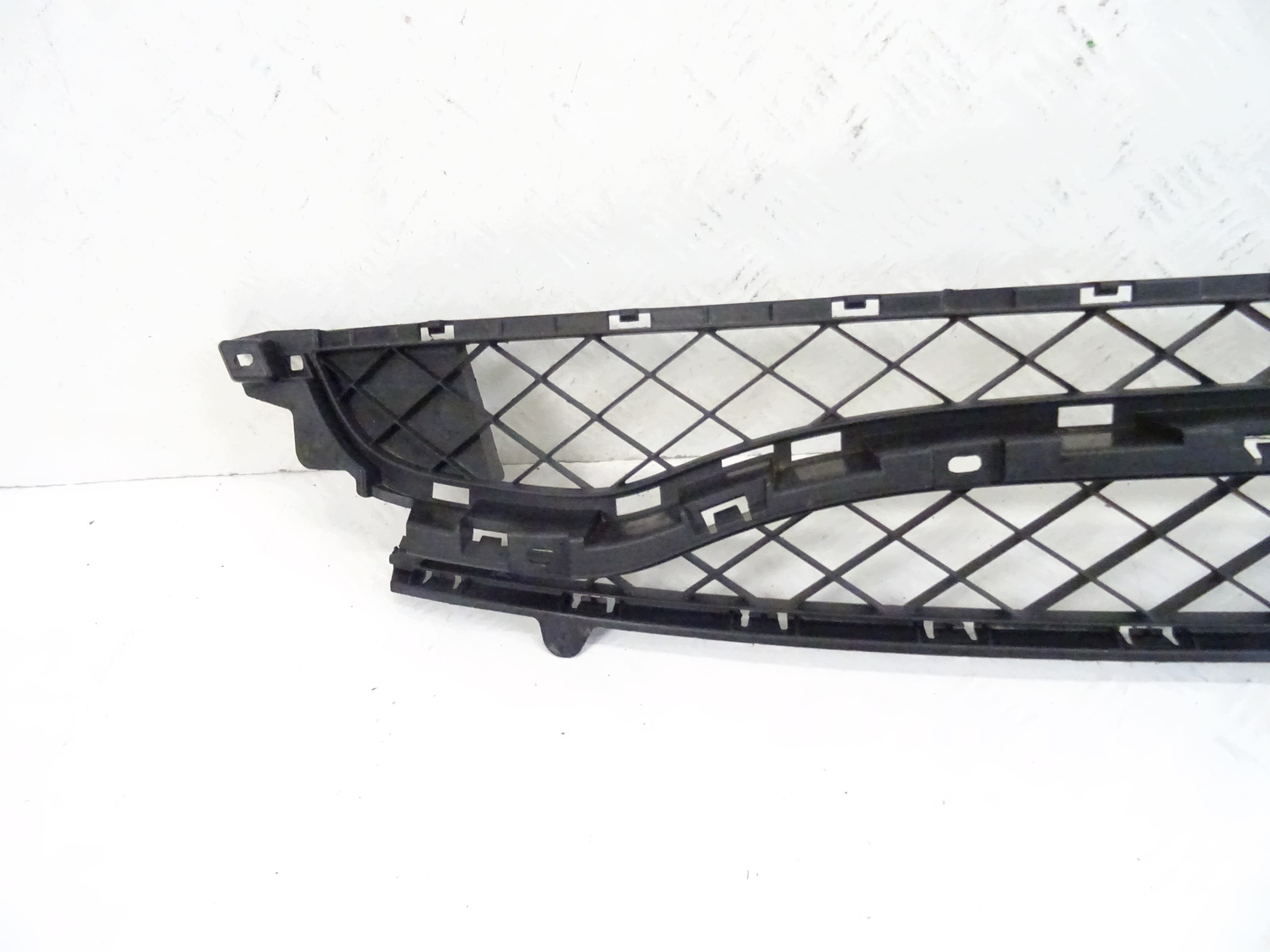 grid of a bumper front central RENAULT CLIO III RS 8200899585
