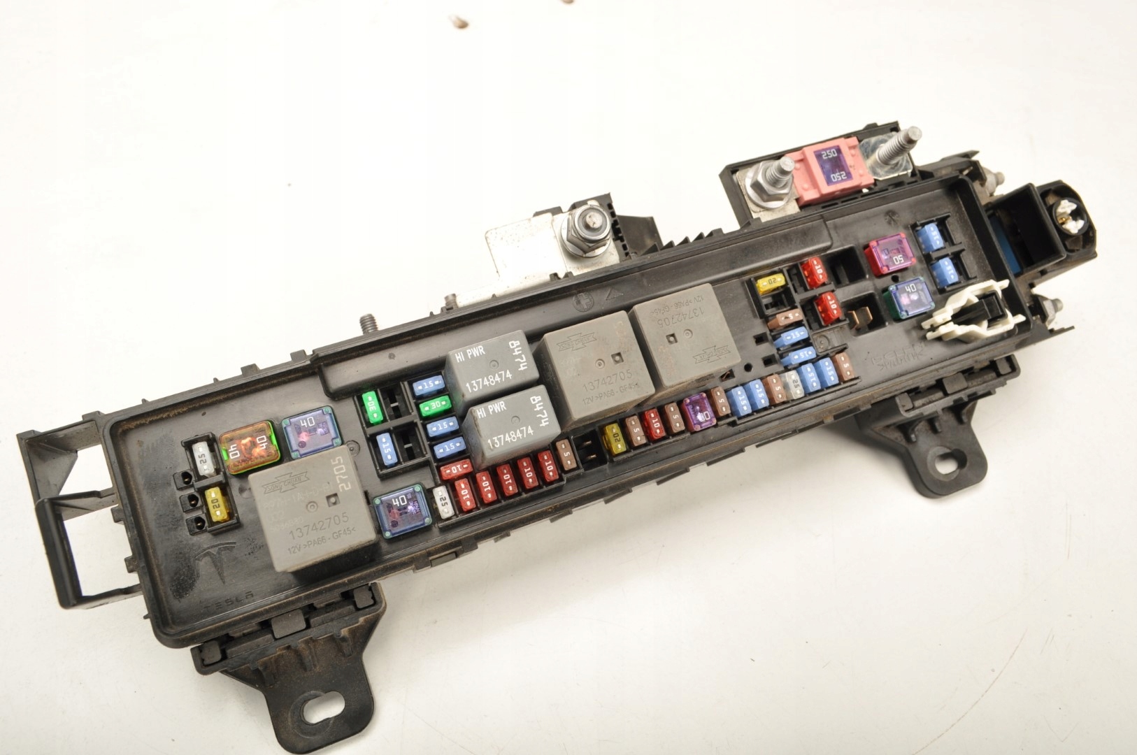 Tesla Model S SKRZYNKA BEZPIECZNIKÓW 1034405-90-C Jakość części (zgodnie z GVO) O - oryginał z logo producenta pojazdu (OE)