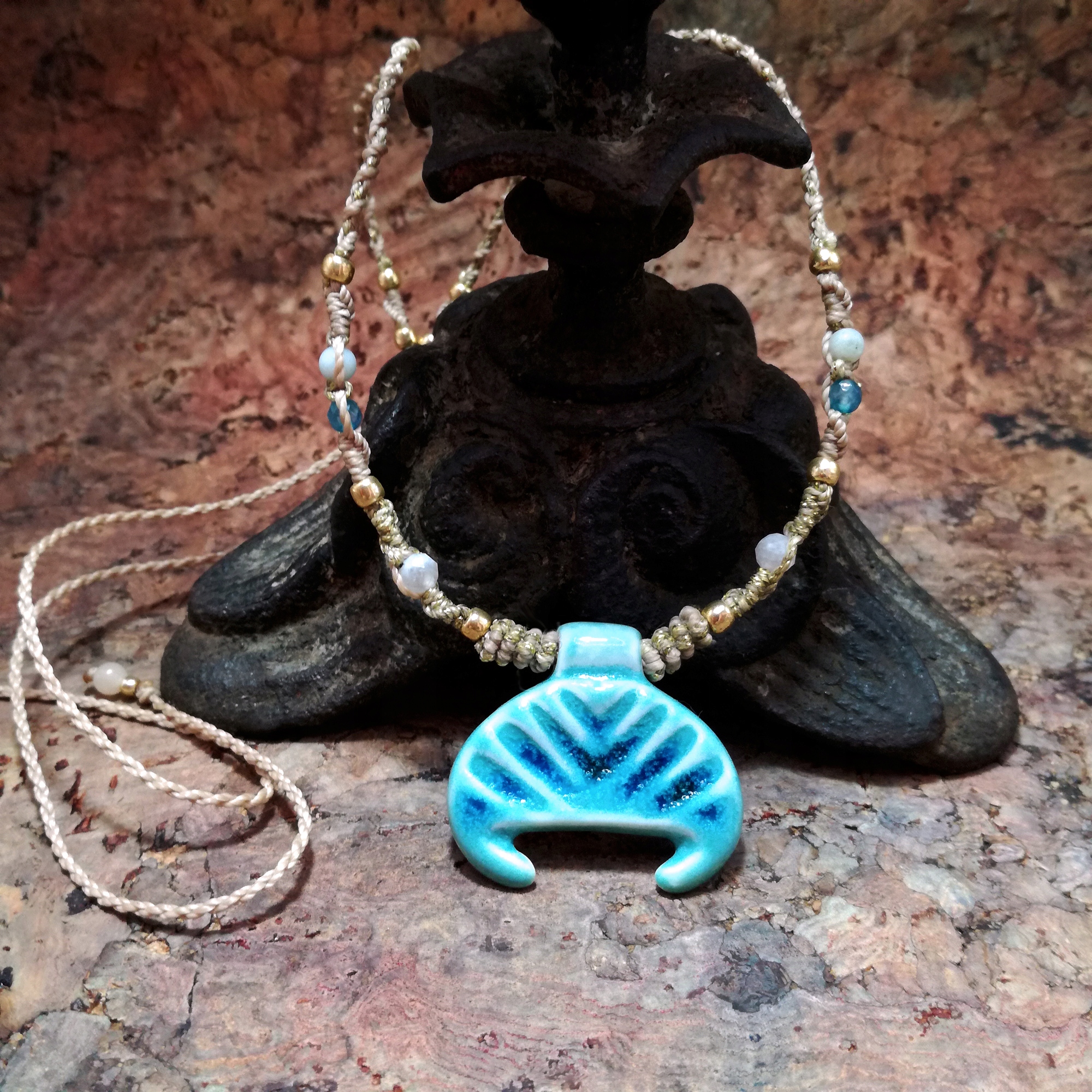 Lunula tyrkysový slovanský měsíc makramé porcelán přírodní kameny