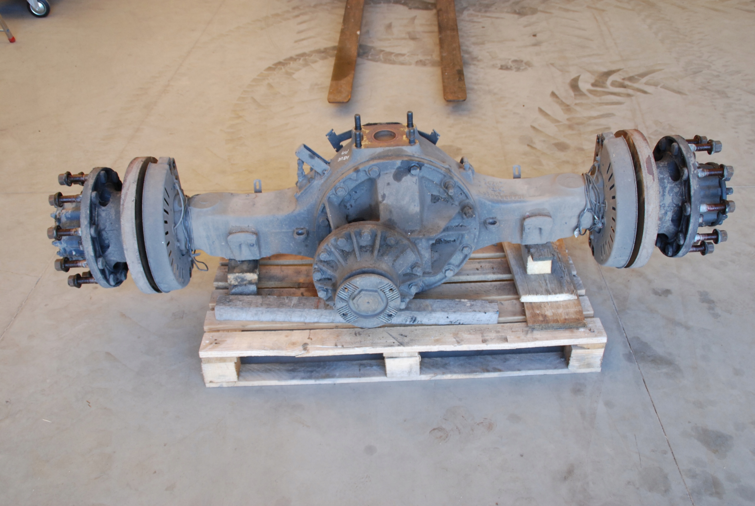 VOLVO FH4 OBUDOWA MOSTU TYLNEGO 1048396D25 Car type Trucks