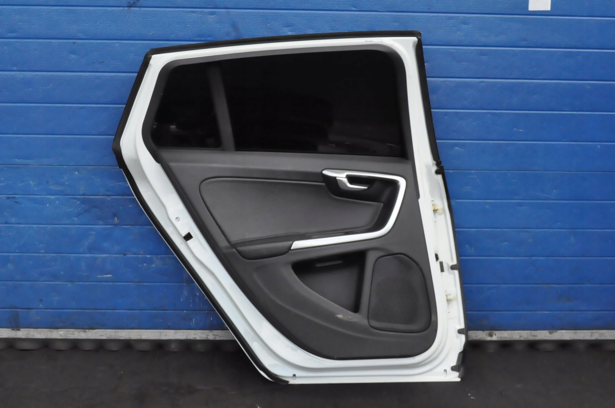 VOLVO V60 DRZWI LEWY TYŁ TYLNE 614-46 Typ samochodu Samochody osobowe