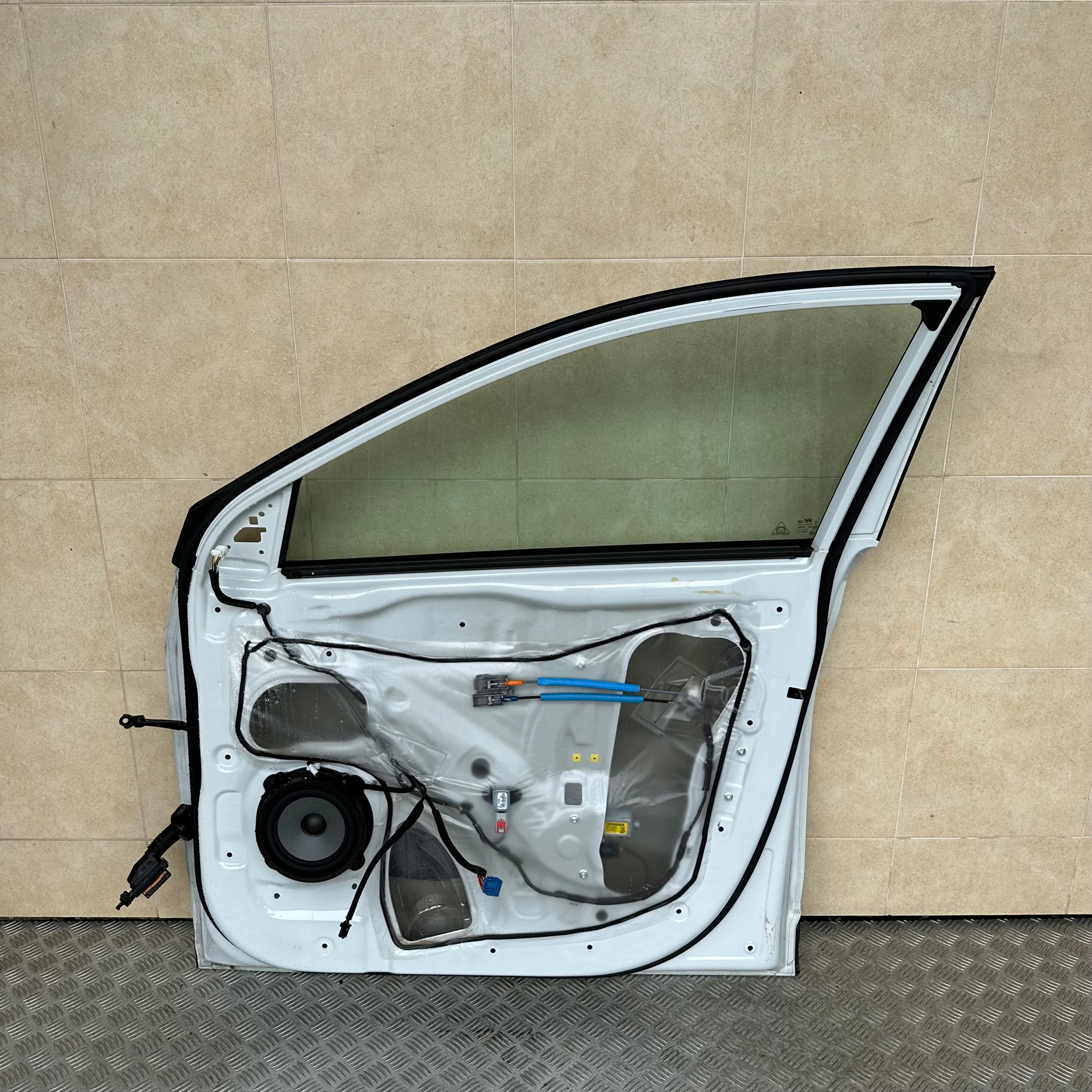 DRZWI PRAWE KOMPLETNE HYUNDAI KONA 2019 ROK Strona zabudowy przód - prawa