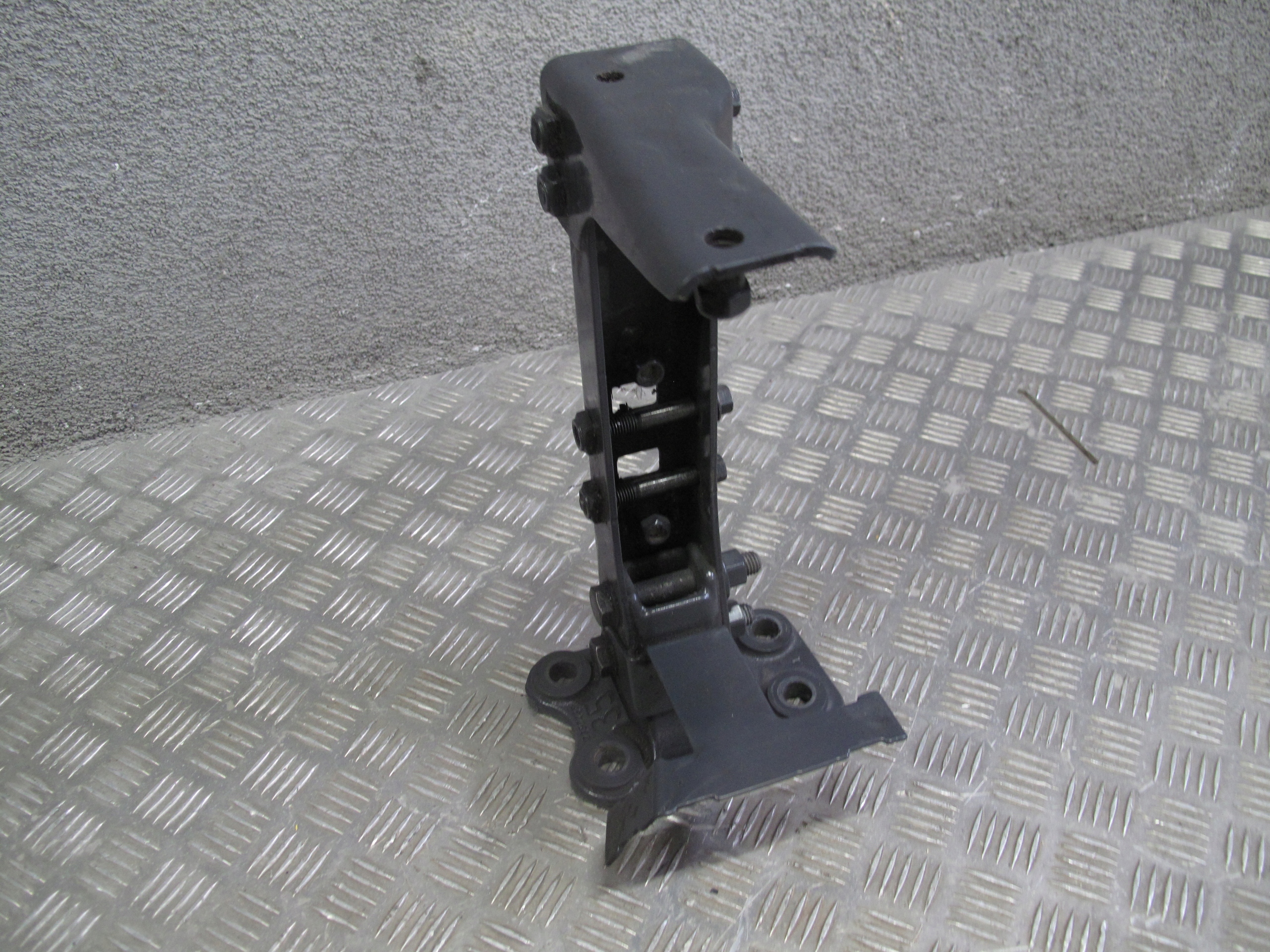 2511787 - КРЕПЛЕНИЕ БАКА ОМЫВАТЕЛЯ SCANIA R S