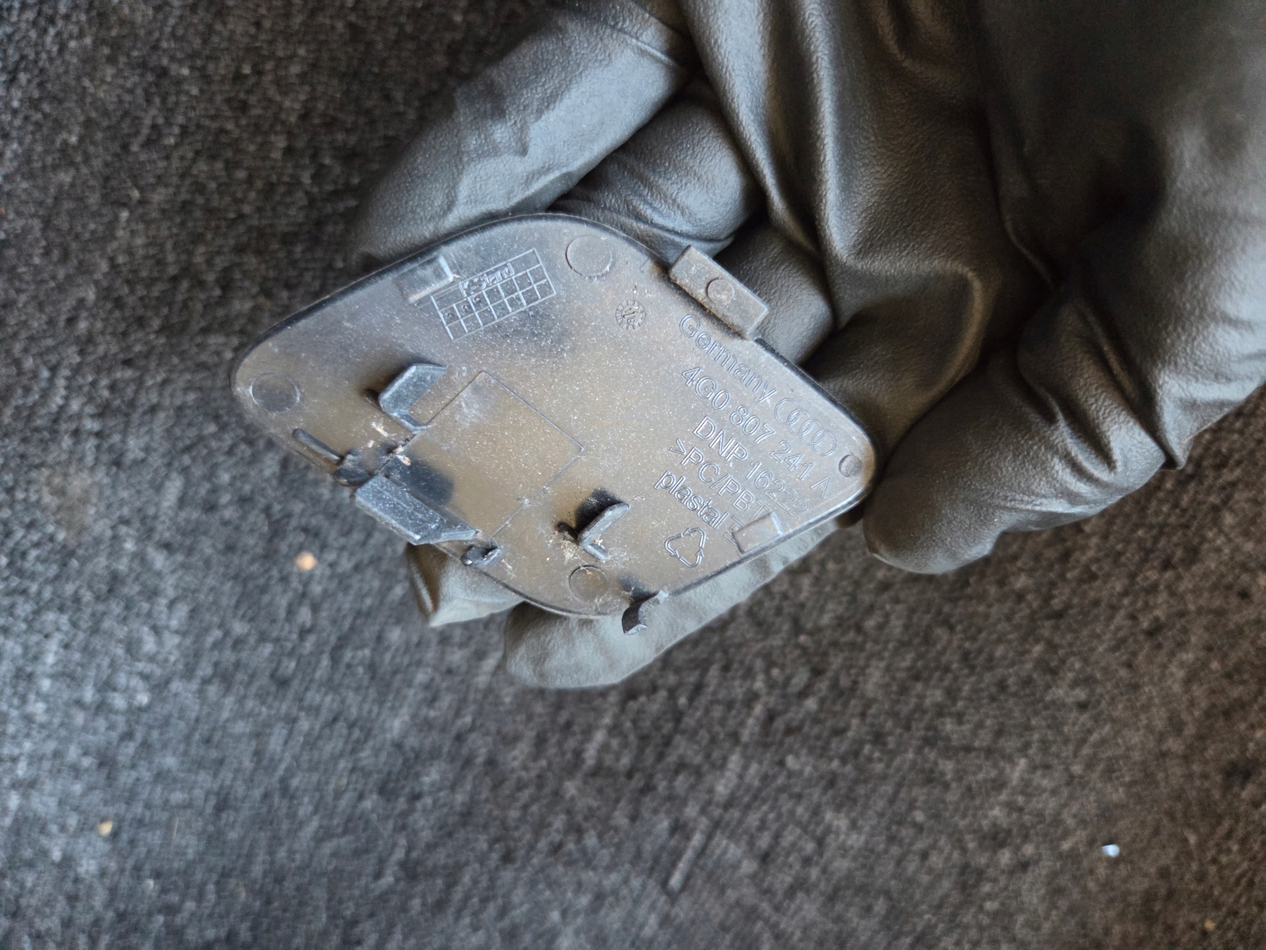 Abschleppöse der Stoßstange AUDI A6 C7 2011-2014 LZ7S 4G0807241A
