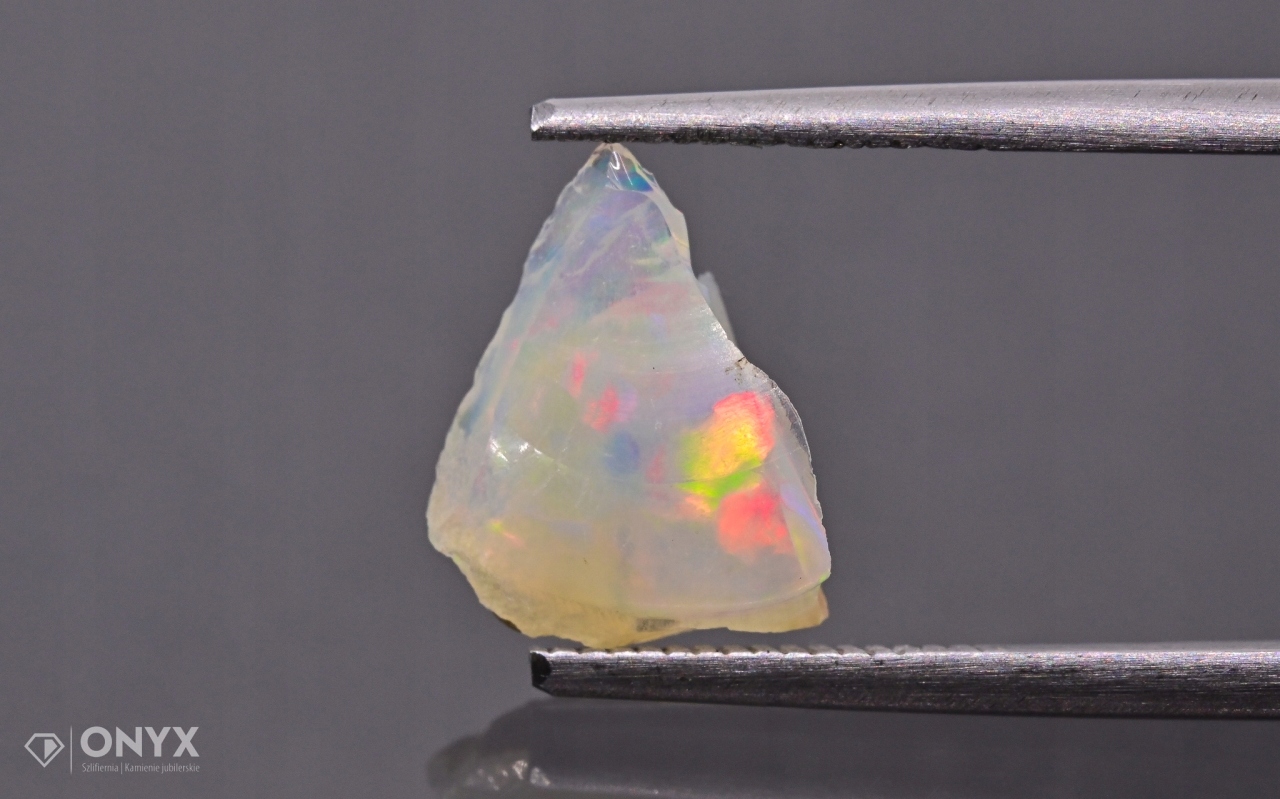 Opal z Etiopie hrudka 10x7,5 mm