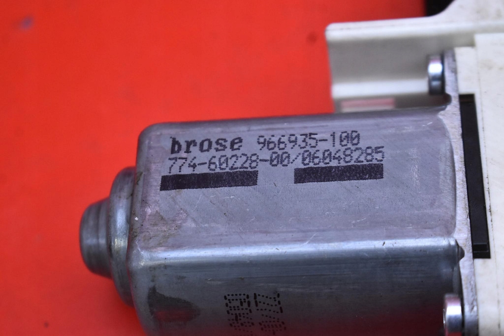 window regulator left front EU 8K0959801 AUDI A4 B8 KOMBI 07-11