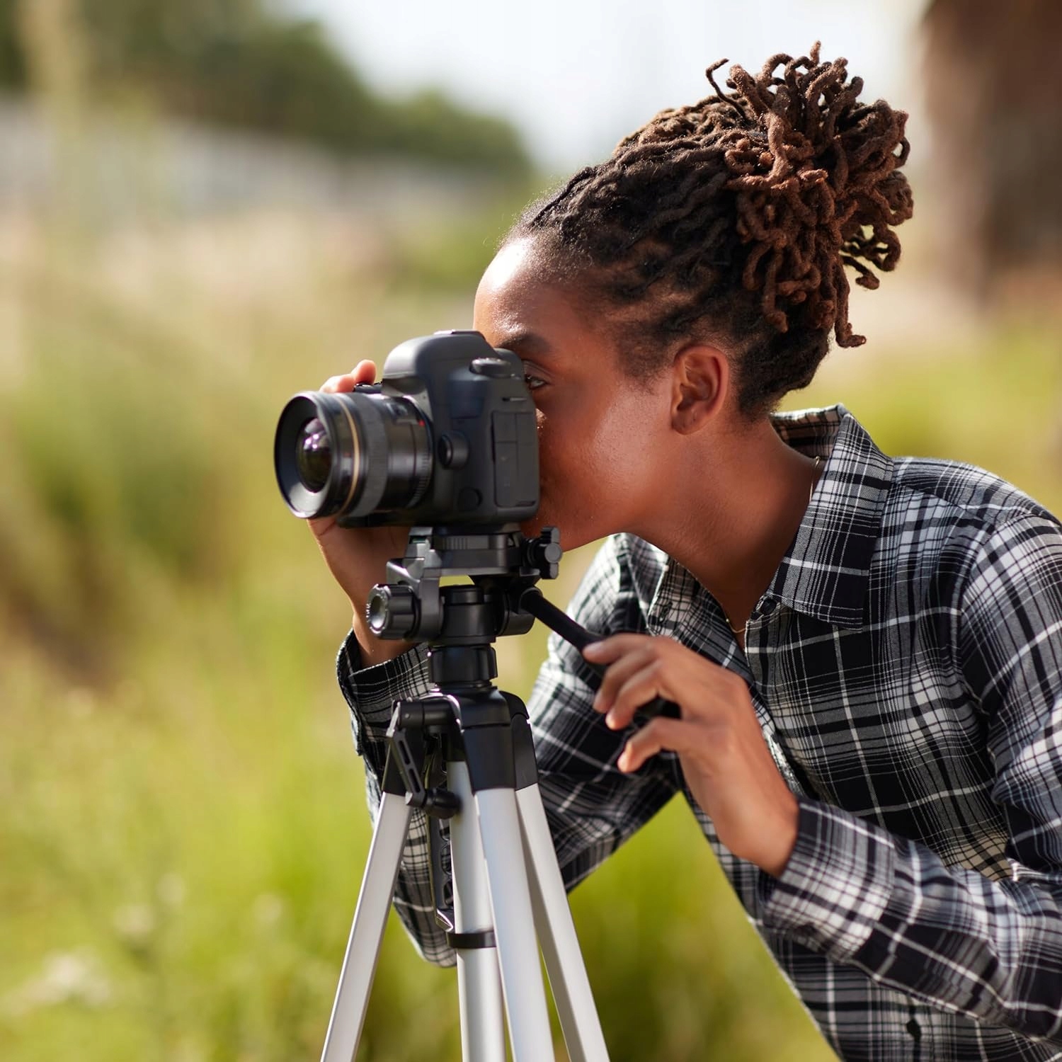 LEKKI STATYW DO APARATU Z TORBĄ 152 CM REGULOWANA WYSOKOŚĆ KOMPAKTYBILNOŚĆ Kolor czarny