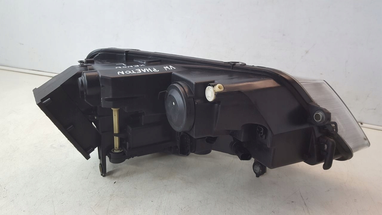light front front left VW Phaeton LIFT