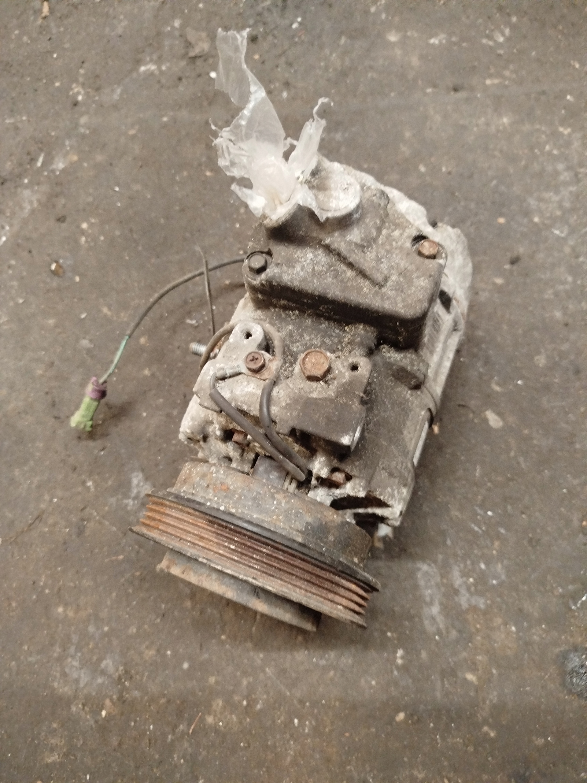 Компрессор кондиционера vw PASSAT B5 1.9 8D0260808