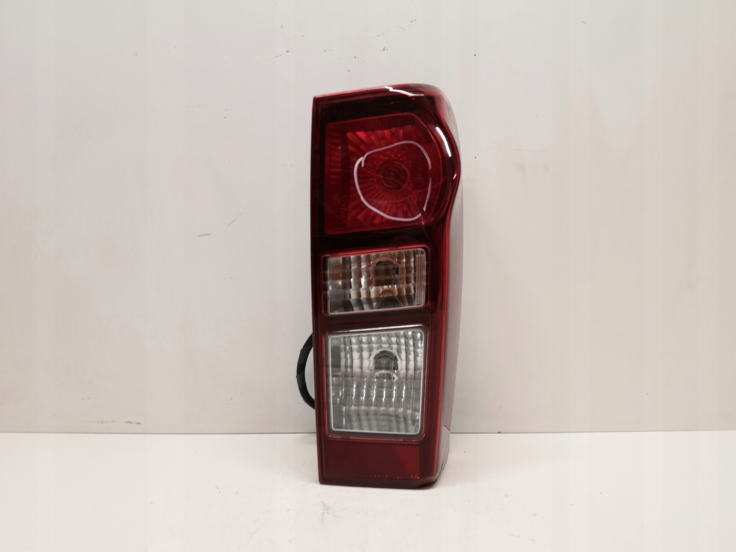 ISUZU D-MAX II 2 lampa tył tylna prawa 220-17219