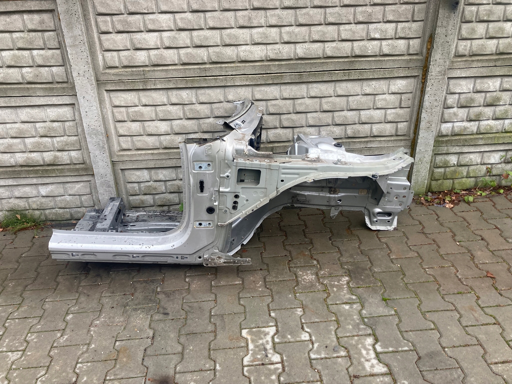 Volvo V60 II 2022 right quarter front threshold pillar