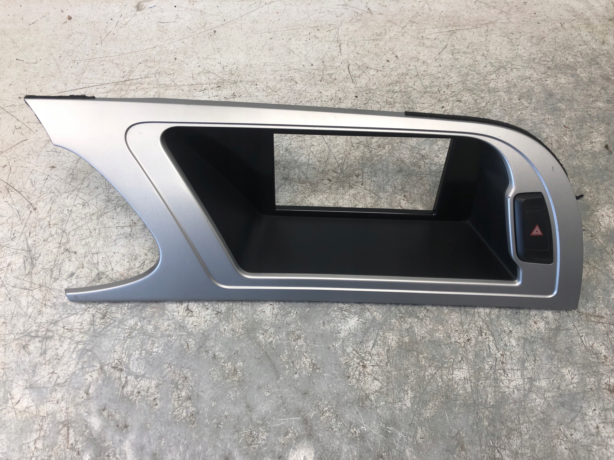 RÁM obal WYSWIETLACZA AUDI A4 B8 8K1857186G