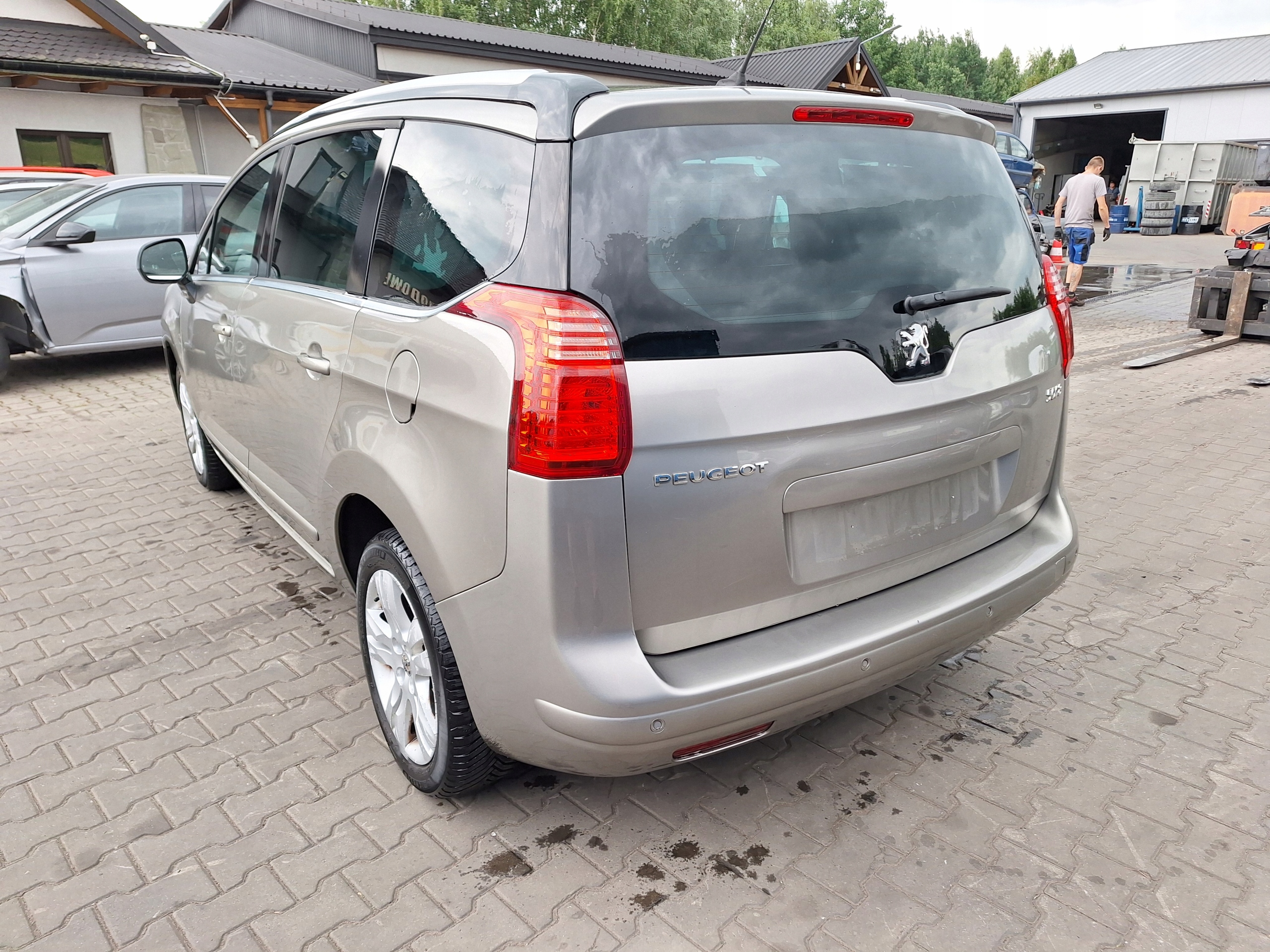 PEUGEOT 5008 and 1 T87 0U 0E 2009-2017 door front left EVGC
