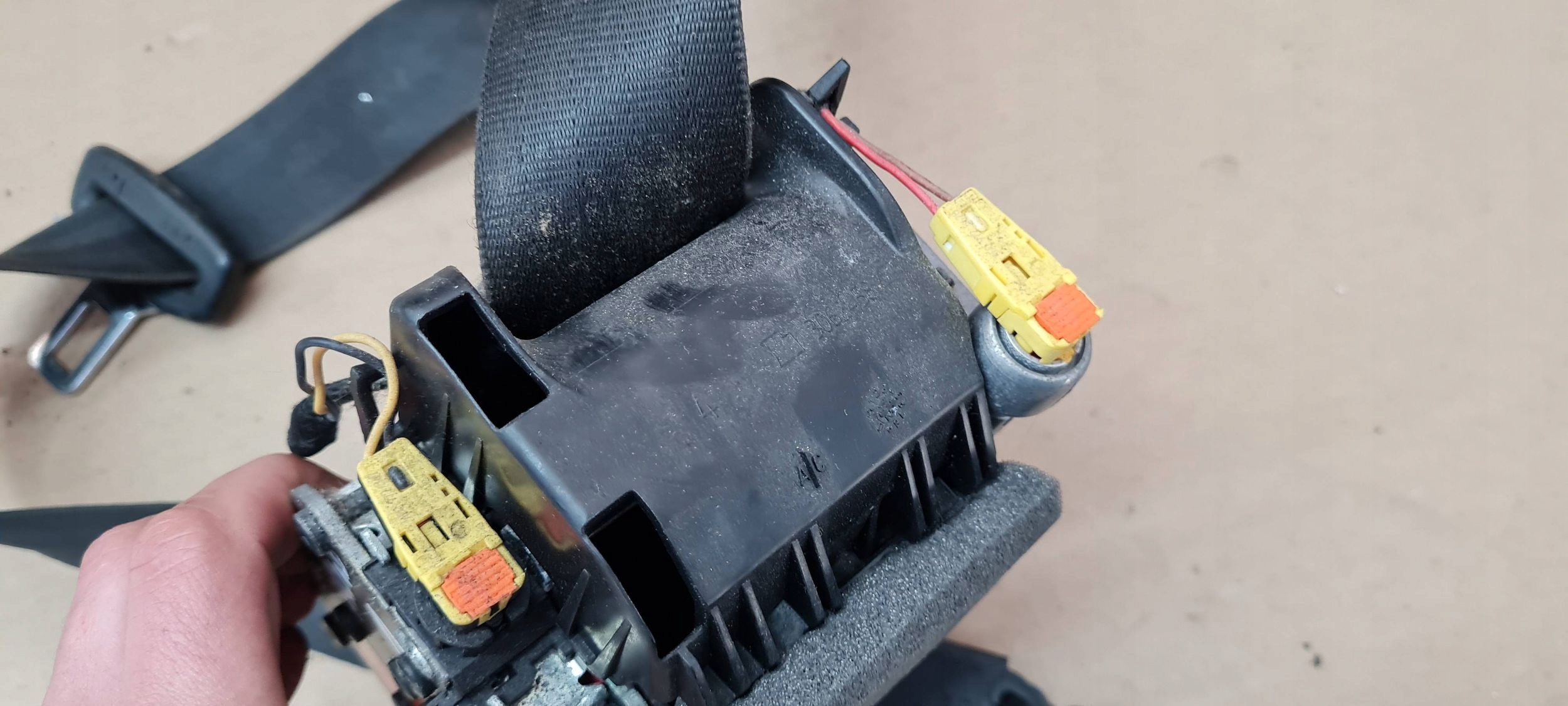 A5 8T S5 tension belt safety front left right 8T0857705