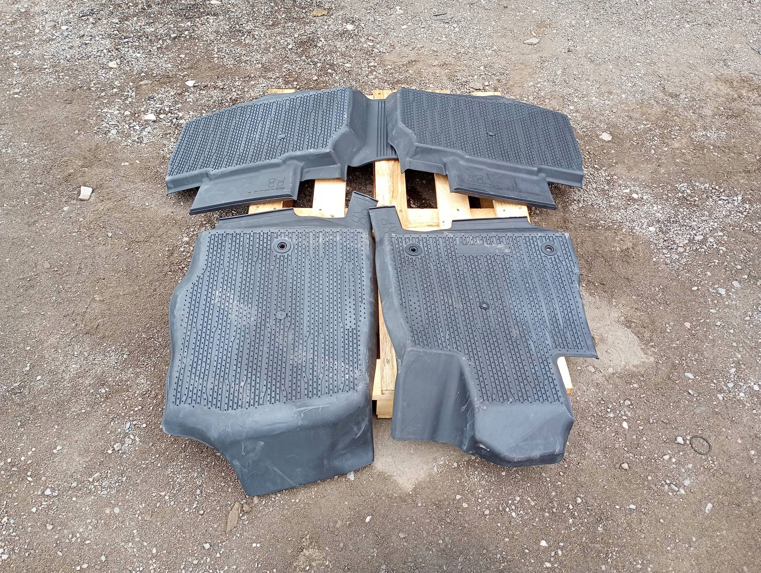 mats rubber oryginalne komplet Ford Explorer VI 3.0 ST 2020