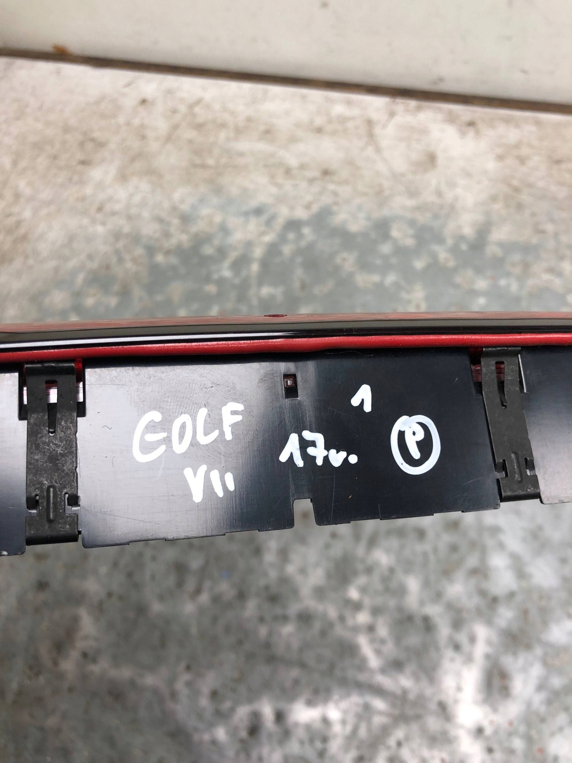 TRZECIE light STOP VW GOLF VII 5G0945087B