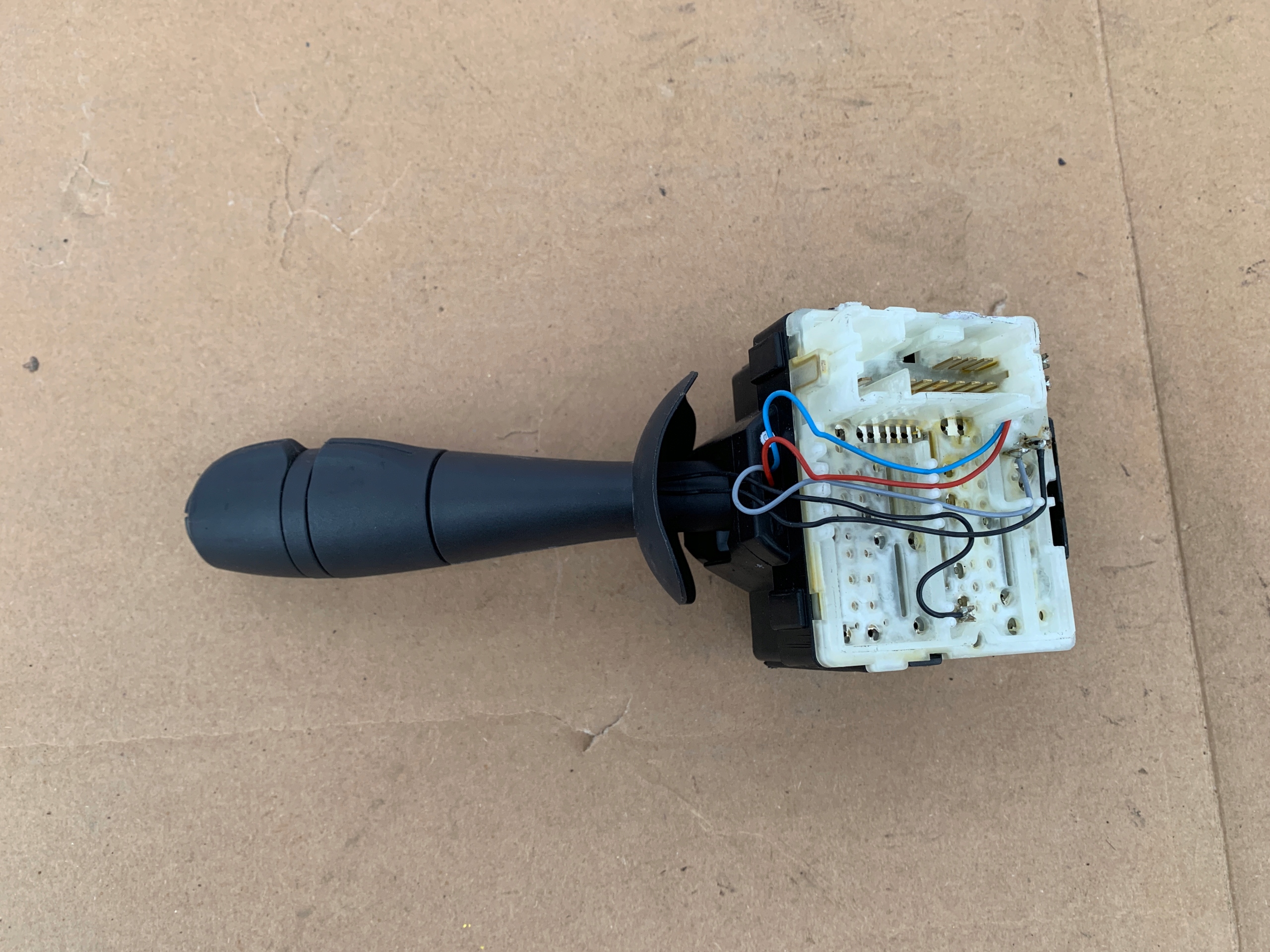 PRZEŁĄCZNIK WYCIERACZEK RENAULT CLIO IV CAPTUR 255673202R Producent części Renault OE