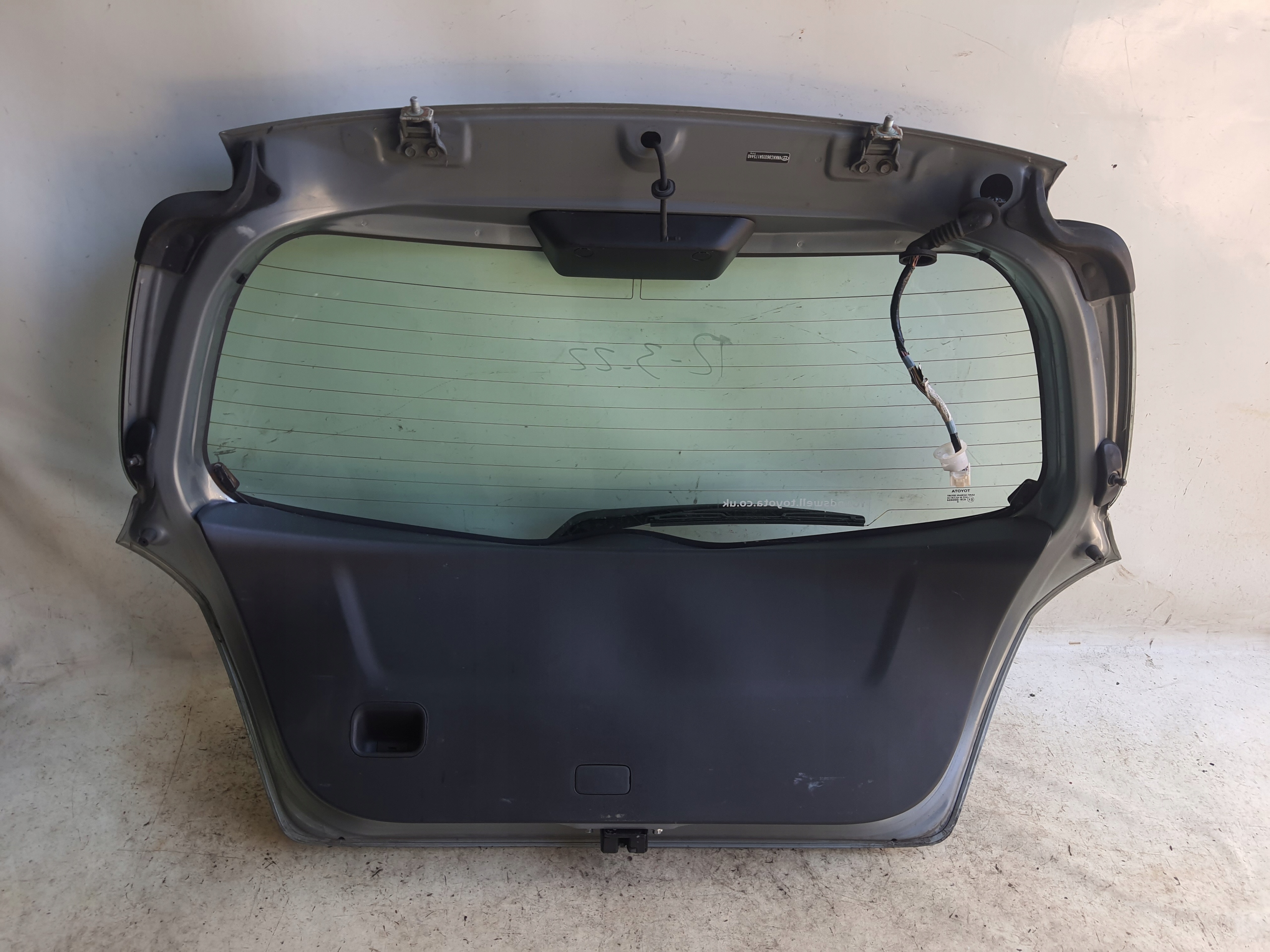 TOYOTA YARIS II 06-11 1F8 boot door