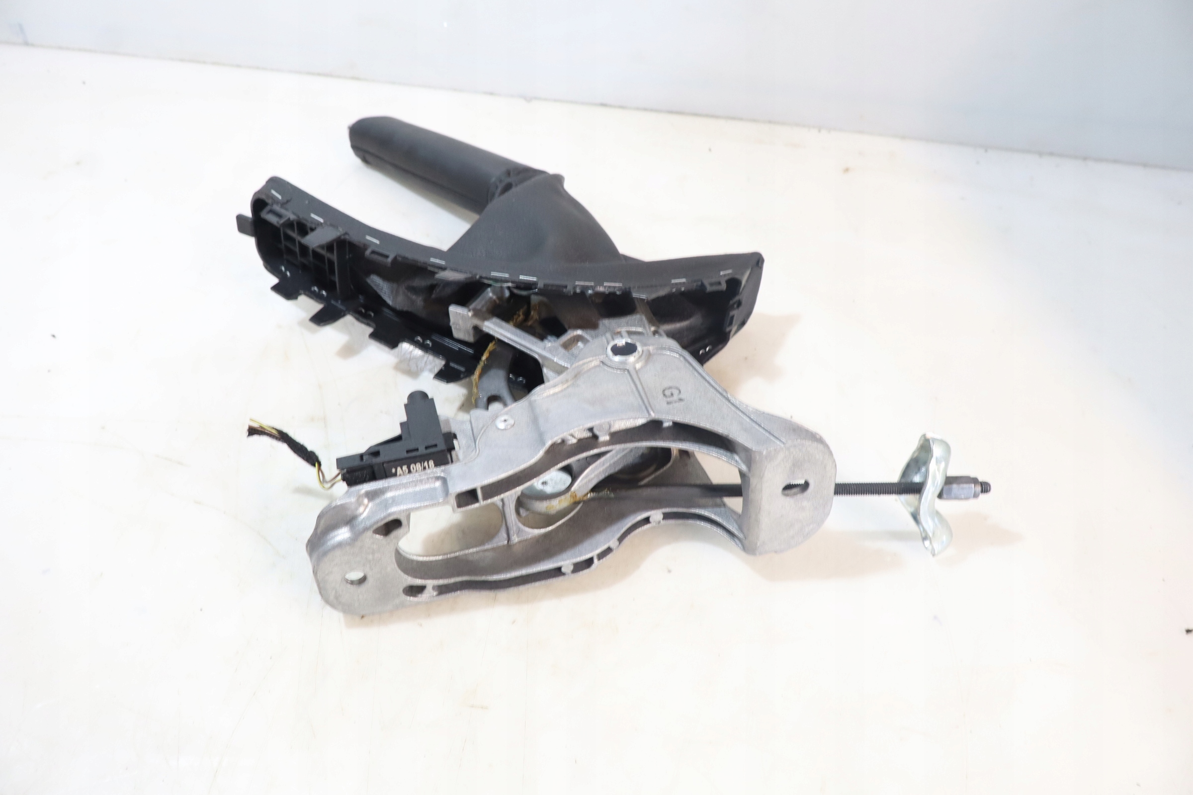 DŹWIGNIA RĘCZNEGO HAMULCA SKODA OCTAVIA III LIFT