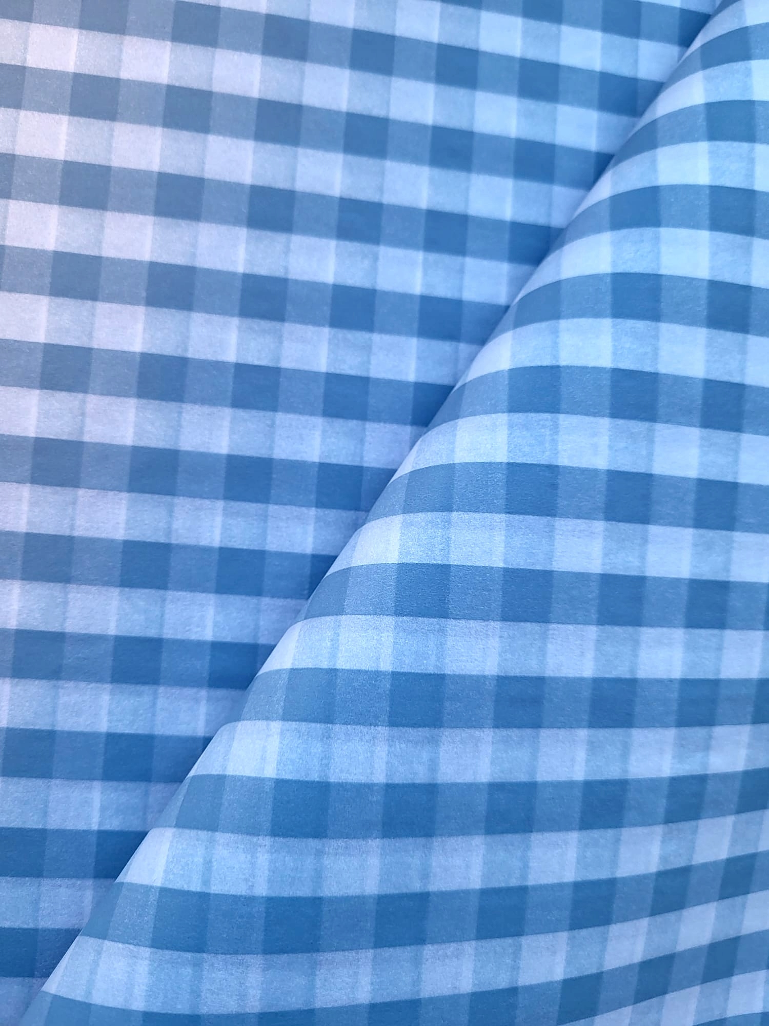 Světle modrá mřížka s ozdobným papírem – 240 listů – 50 x 75 cm