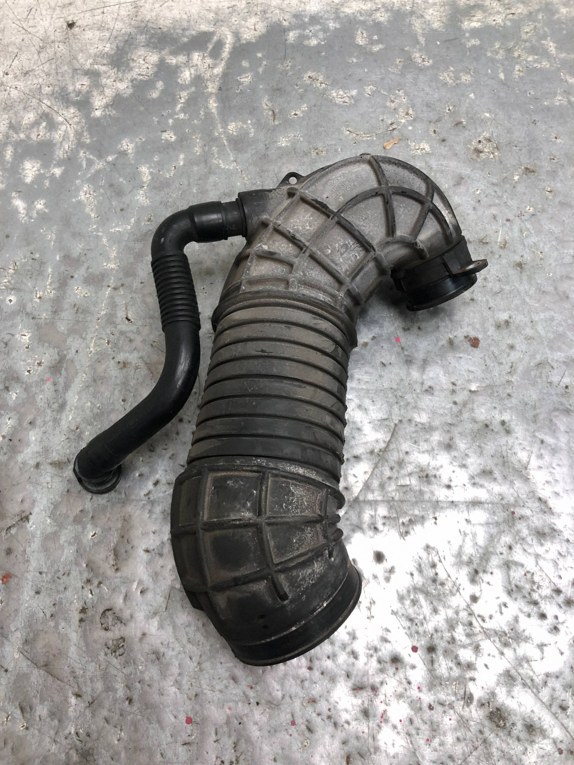 pipe air hose AUDI A4 B7 8E0129615J