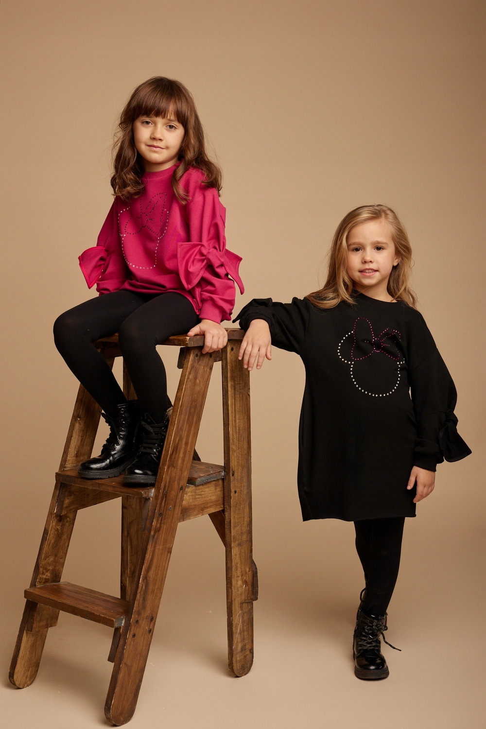 Tunika MałaMi 1684 fuksja kokarda cekiny myszka Miki 122/128 cm Rękaw długi rękaw