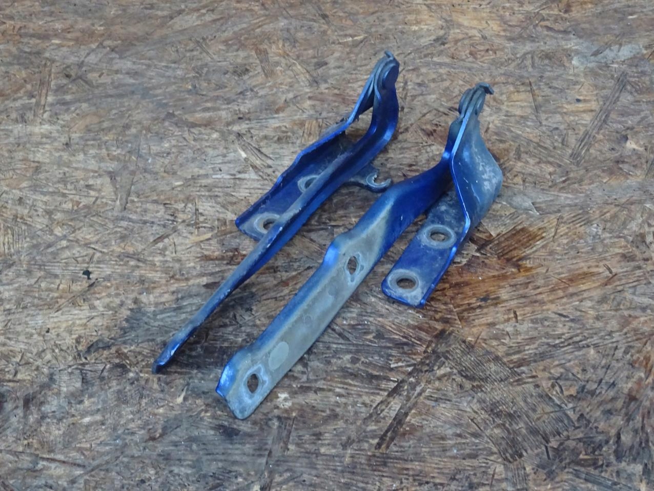 SCIROCCO ZAWIASY MASKI PRAWY LEWY KOMPLET LR5Z 1K8823301D 1K8823302D