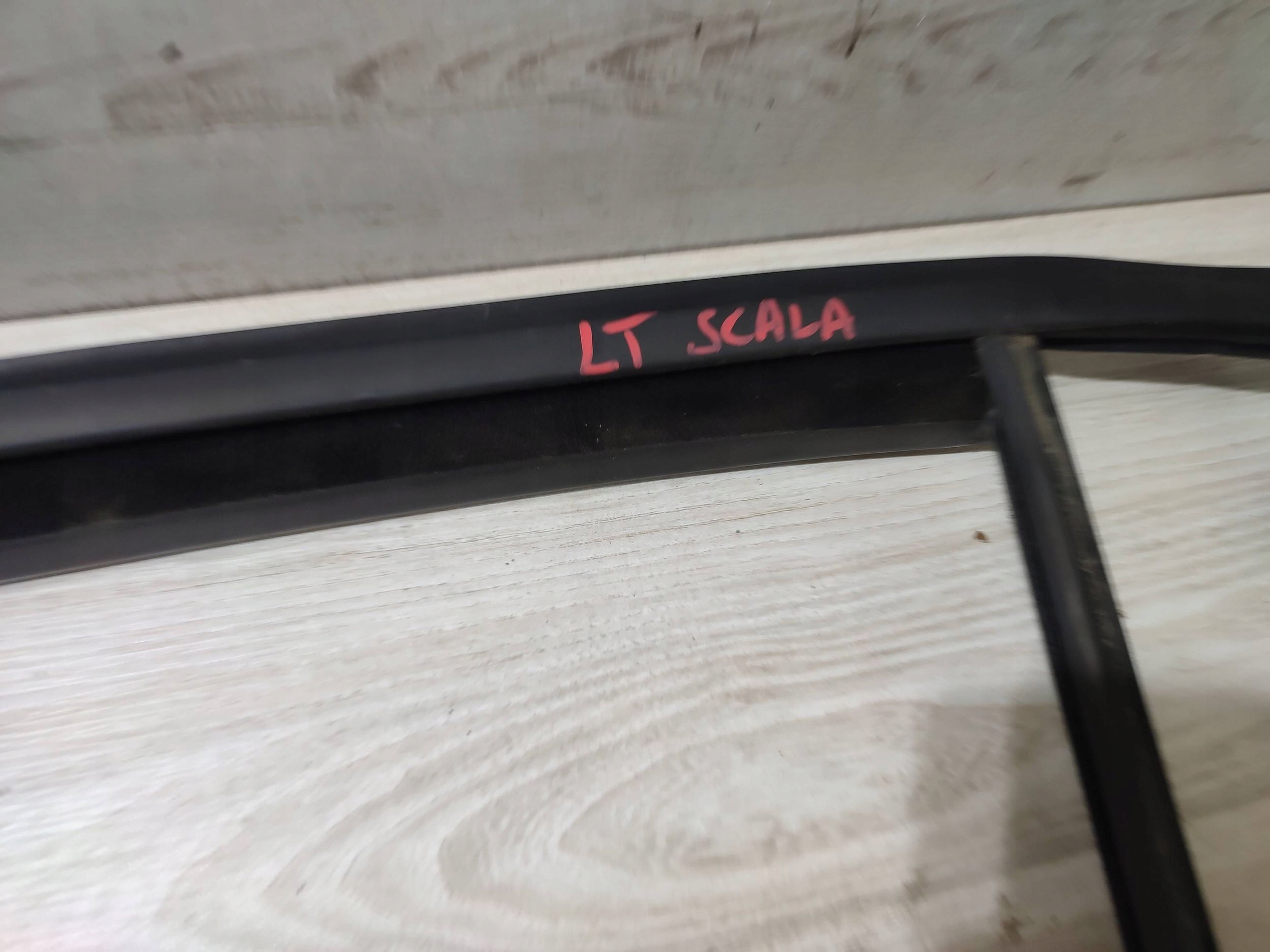 Skoda Scala 2020 rear part side left moulding / gasket windows door tylnych