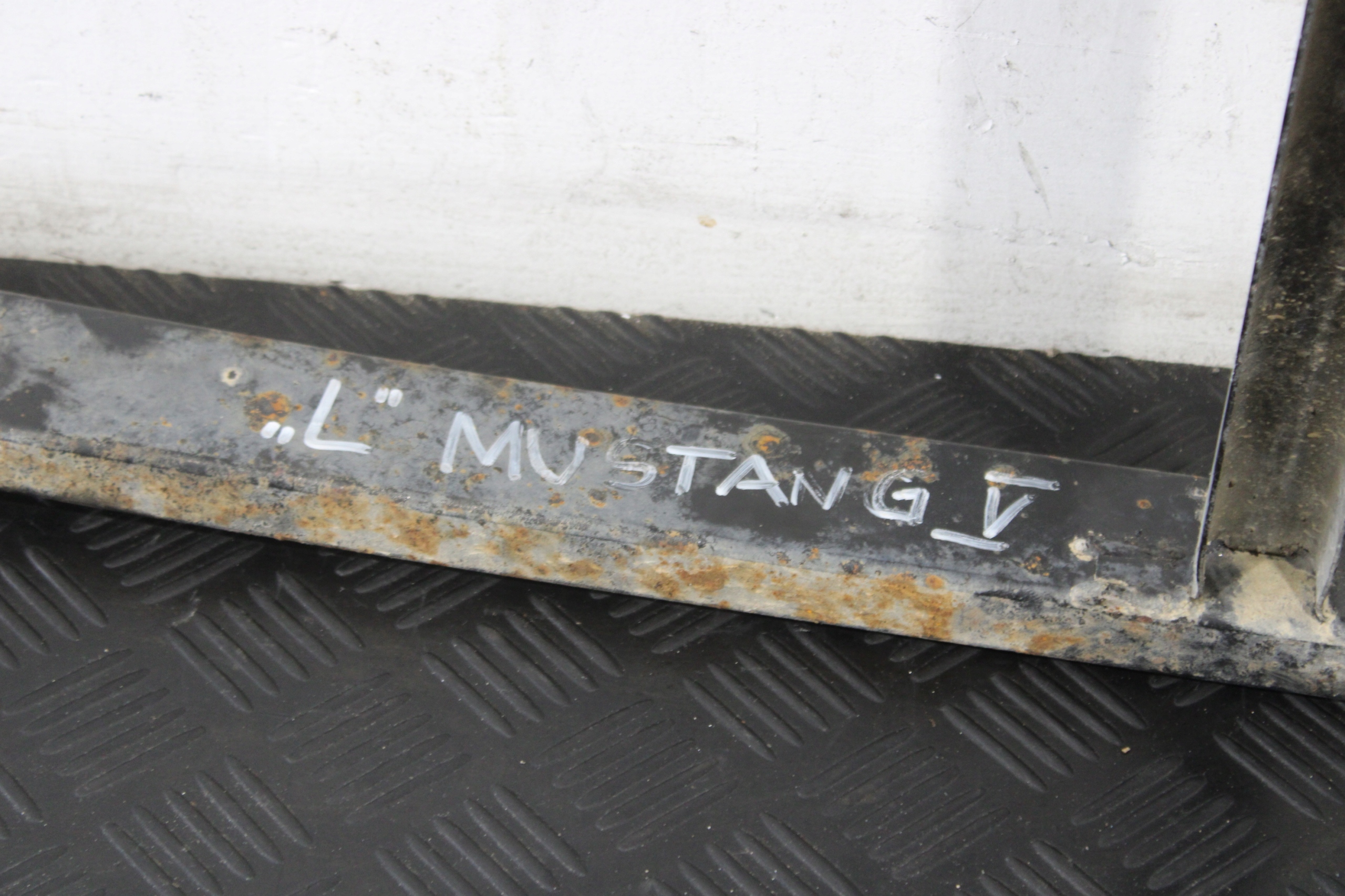 sider holder pillar left FORD MUSTANG V 5