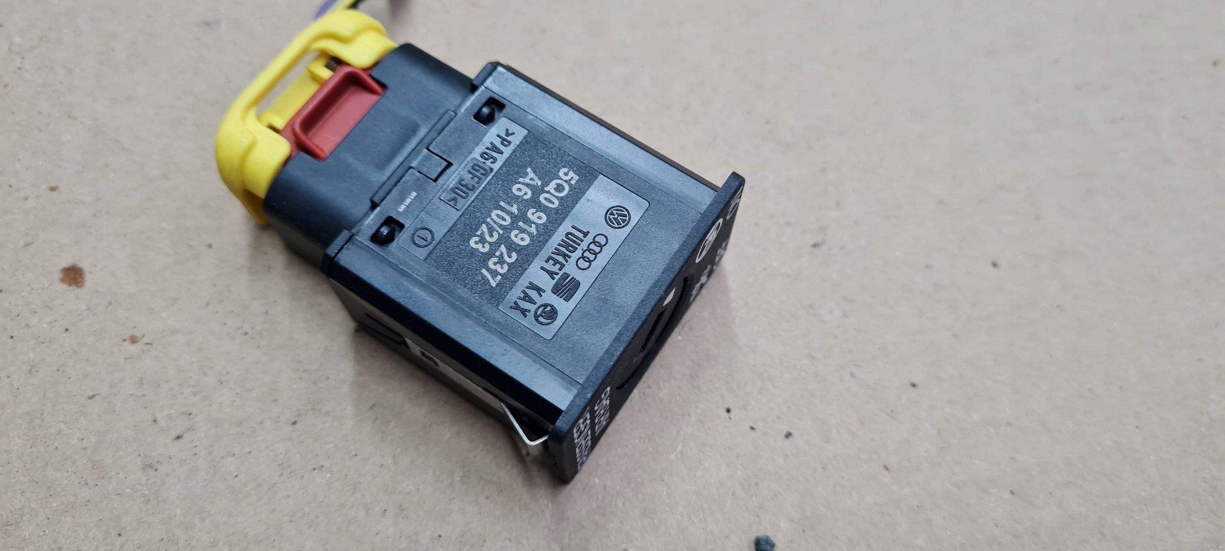 A6 C8 4K switch button airbag connecting spoiler 5Q0919237 A5 8W Q5 A4 B9