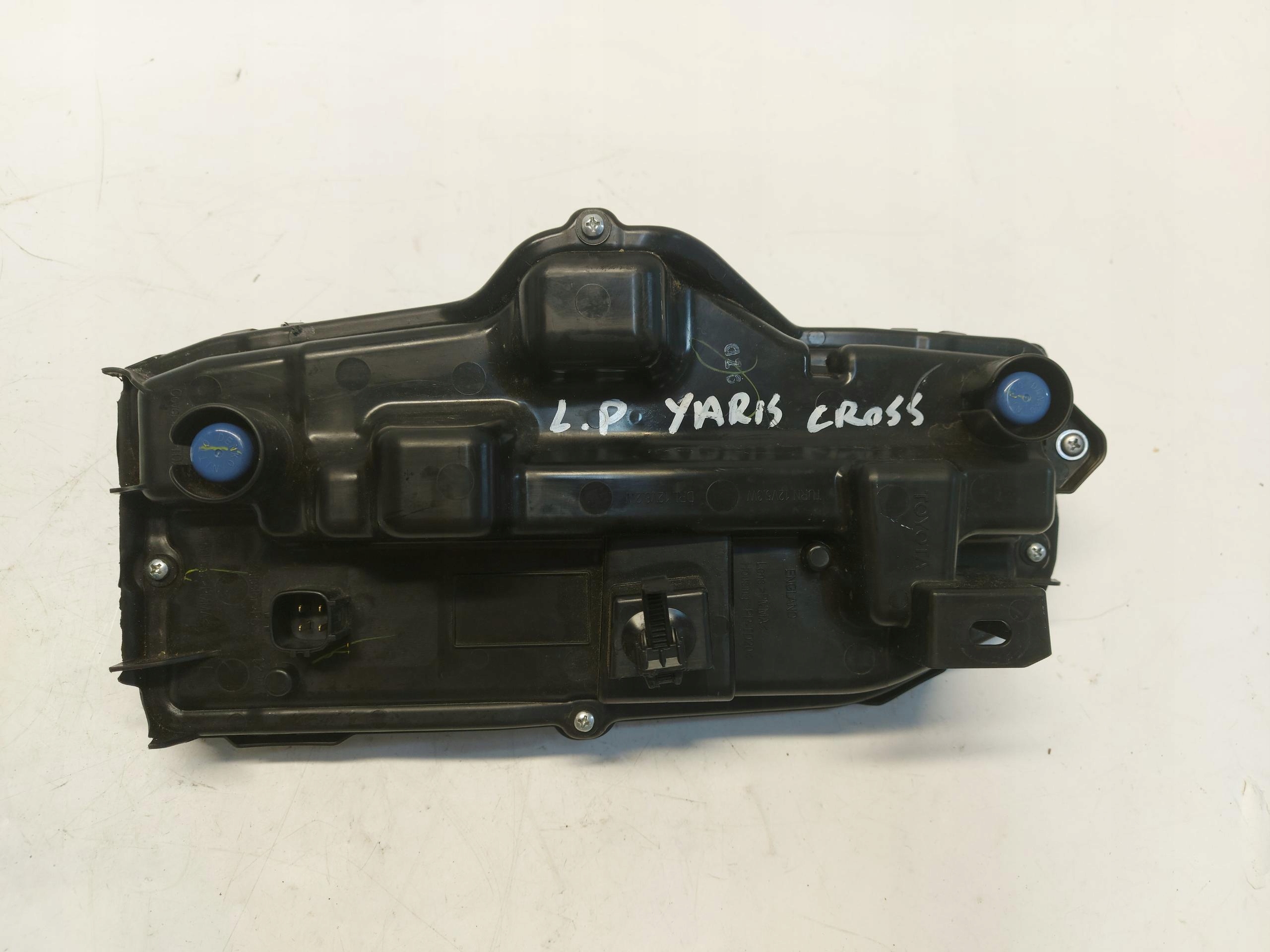 Toyota Yaris CROSS LAMPA LED ŚWIATŁO DRL LEWE PRZÓD Typ samochodu 4x4/SUV Samochody osobowe