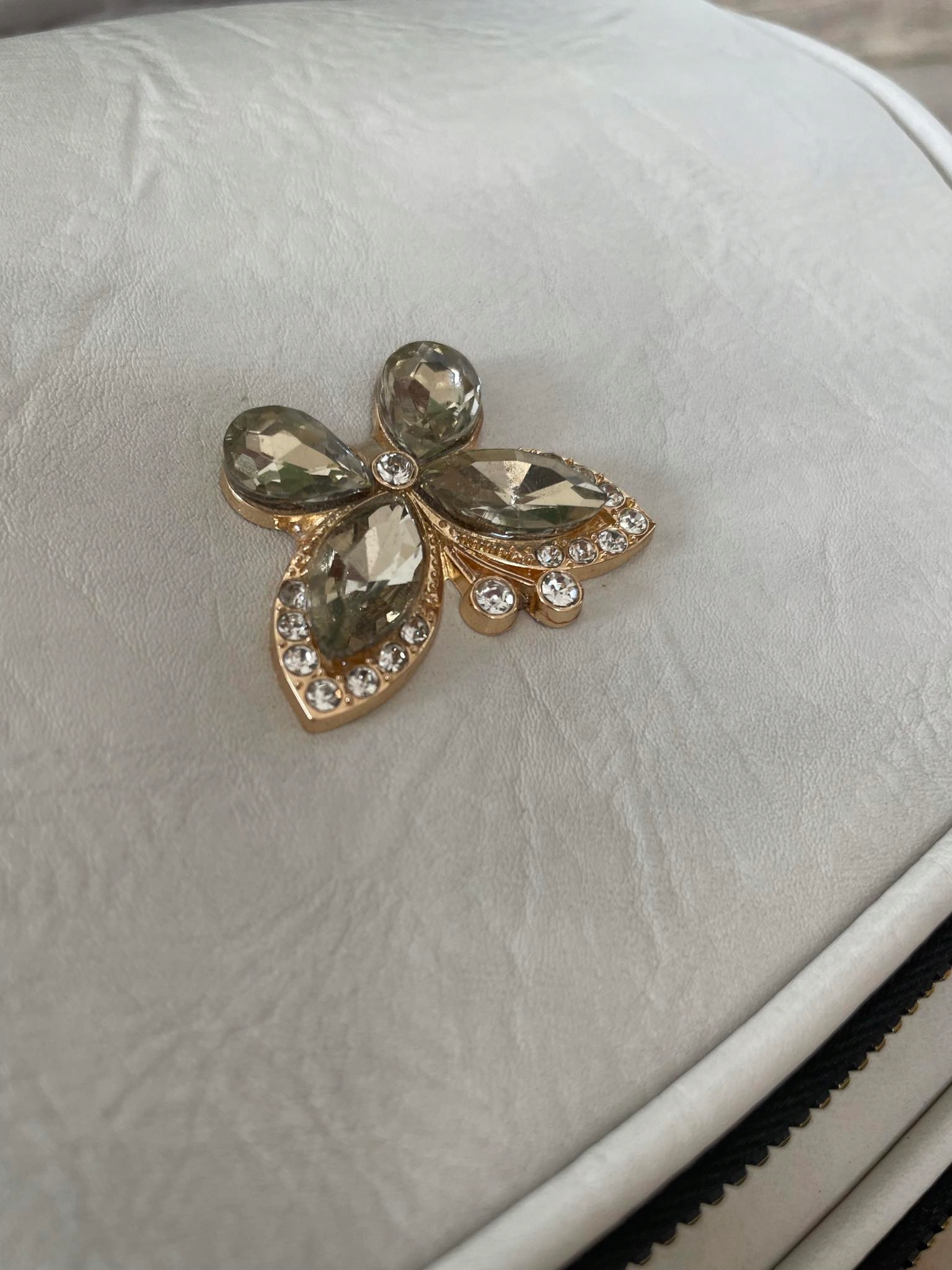 EFEKTOWNA torebka listonoszka 3 komorowa BŁYSZCZĄCY MAOTYLEK jasny beż Wielkość mała (nie mieszcząca A4)